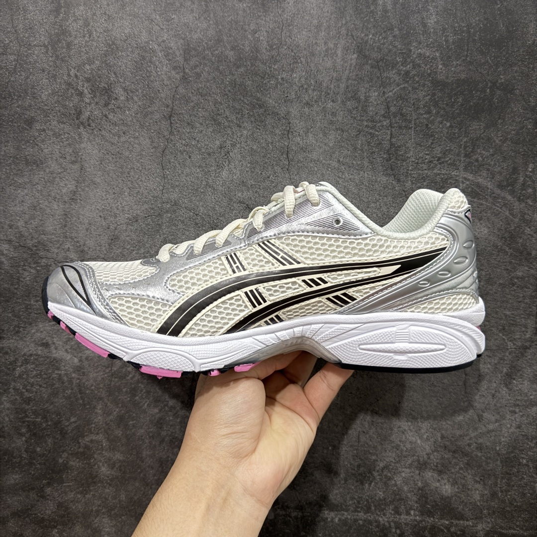 图片[2]-【总裁版】 ASICS GEL-KAYANO 14 亚瑟士系列轻量缓震休闲运动跑步鞋 市场天花板品质 鞋型细节秒杀市场流通版本 知名大厂出品 原版开发 细节完美把控 独家私模五层组合大底 原厂定制缓震硅胶加持 原盒原配 官方四联吊牌 一比一同步原鞋工艺和用料 后跟一样采用了GEL缓震胶 整体系列设计非常的科技感！ 锻炼跑步的同时让你一样时尚百搭！ 设计师 Hidenori Yamashita 以「Flash」一词为灵感，创造出未来感金属色鞋面，改造升级内在性能，由内而外全面革新，为 GEL-KAYANO 家族传承及经典跑鞋文化的延续，创下里程碑式作品。ASICS GEL – KAYANO 14 跑鞋重新诠释了复古的跑步形状，并以其 2000 年代后期的美学理念重新铺装，银色与蓝色的鞋面极为高档.网面铺陈与鞋面、鞋头多处细节位增添了透气性。ASICS GEL – KAYANO 14的鞋后跟部中底上以及多密度耐磨鞋底增加了 GEL 缓震胶，提供高抗冲击性、缓冲性、可保护脚部免受地面冲击的影响，穿着舒适性十足「入手同款」 尺码：36 37 37.5 38 39 39.5 40.5 41.5 42 42.5 43.5 44 45 46-选品中心