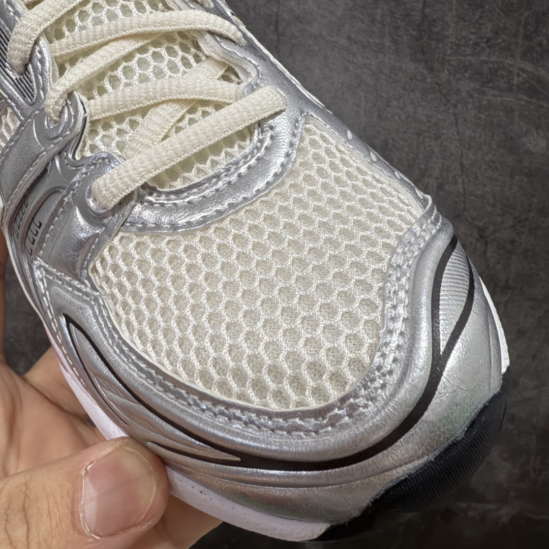 图片[5]-【总裁版】 ASICS GEL-KAYANO 14 亚瑟士系列轻量缓震休闲运动跑步鞋 市场天花板品质 鞋型细节秒杀市场流通版本 知名大厂出品 原版开发 细节完美把控 独家私模五层组合大底 原厂定制缓震硅胶加持 原盒原配 官方四联吊牌 一比一同步原鞋工艺和用料 后跟一样采用了GEL缓震胶 整体系列设计非常的科技感！ 锻炼跑步的同时让你一样时尚百搭！ 设计师 Hidenori Yamashita 以「Flash」一词为灵感，创造出未来感金属色鞋面，改造升级内在性能，由内而外全面革新，为 GEL-KAYANO 家族传承及经典跑鞋文化的延续，创下里程碑式作品。ASICS GEL – KAYANO 14 跑鞋重新诠释了复古的跑步形状，并以其 2000 年代后期的美学理念重新铺装，银色与蓝色的鞋面极为高档.网面铺陈与鞋面、鞋头多处细节位增添了透气性。ASICS GEL – KAYANO 14的鞋后跟部中底上以及多密度耐磨鞋底增加了 GEL 缓震胶，提供高抗冲击性、缓冲性、可保护脚部免受地面冲击的影响，穿着舒适性十足「入手同款」 尺码：36 37 37.5 38 39 39.5 40.5 41.5 42 42.5 43.5 44 45 46-选品中心