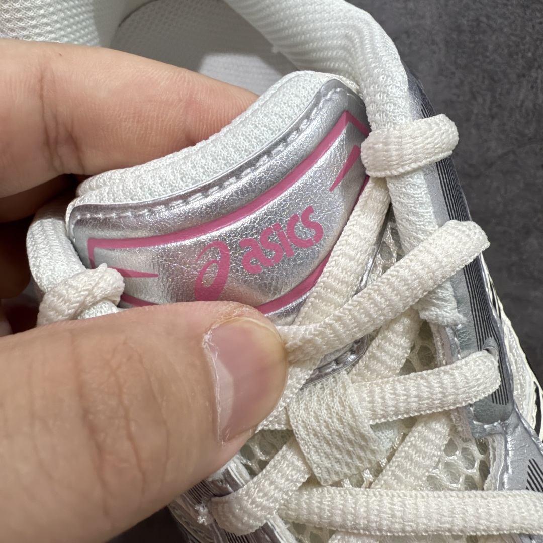 图片[6]-【总裁版】 ASICS GEL-KAYANO 14 亚瑟士系列轻量缓震休闲运动跑步鞋 市场天花板品质 鞋型细节秒杀市场流通版本 知名大厂出品 原版开发 细节完美把控 独家私模五层组合大底 原厂定制缓震硅胶加持 原盒原配 官方四联吊牌 一比一同步原鞋工艺和用料 后跟一样采用了GEL缓震胶 整体系列设计非常的科技感！ 锻炼跑步的同时让你一样时尚百搭！ 设计师 Hidenori Yamashita 以「Flash」一词为灵感，创造出未来感金属色鞋面，改造升级内在性能，由内而外全面革新，为 GEL-KAYANO 家族传承及经典跑鞋文化的延续，创下里程碑式作品。ASICS GEL – KAYANO 14 跑鞋重新诠释了复古的跑步形状，并以其 2000 年代后期的美学理念重新铺装，银色与蓝色的鞋面极为高档.网面铺陈与鞋面、鞋头多处细节位增添了透气性。ASICS GEL – KAYANO 14的鞋后跟部中底上以及多密度耐磨鞋底增加了 GEL 缓震胶，提供高抗冲击性、缓冲性、可保护脚部免受地面冲击的影响，穿着舒适性十足「入手同款」 尺码：36 37 37.5 38 39 39.5 40.5 41.5 42 42.5 43.5 44 45 46-选品中心