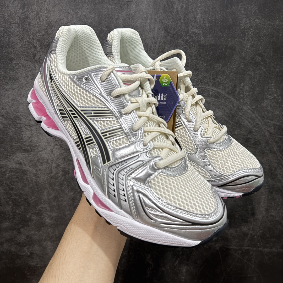 【总裁版】 ASICS GEL-KAYANO 14 亚瑟士系列轻量缓震休闲运动跑步鞋 市场天花板品质 鞋型细节秒杀市场流通版本 知名大厂出品 原版开发 细节完美把控 独家私模五层组合大底 原厂定制缓震硅胶加持 原盒原配 官方四联吊牌 一比一同步原鞋工艺和用料 后跟一样采用了GEL缓震胶 整体系列设计非常的科技感! 锻炼跑步的同时让你一样时尚百搭! 设计师 Hidenori Yamashita 以「Flash」一词为灵感,创造出未来感金属色鞋面,改造升级内在性能,由内而外全面革新,为 GEL-KAYANO 家族传承及经典跑鞋文化的延续,创下里程碑式作品。ASICS GEL - KAYANO 14 跑鞋重新诠释了复古的跑步形状,并以其 2000 年代后期的美学理念重新铺装,银色与蓝色的鞋面极为高档.网面铺陈与鞋面、鞋头多处细节位增添了透气性。ASICS GEL - KAYANO 14的鞋后跟部中底上以及多密度耐磨鞋底增加了 GEL 缓震胶,提供高抗冲击性、缓冲性、可保护脚部免受地面冲击的影响,穿着舒适性十足「入手同款」 尺码:36 37 37.5 38 39 39.5 40.5 41.5 42 42.5 43.5 44 45 46-选品中心