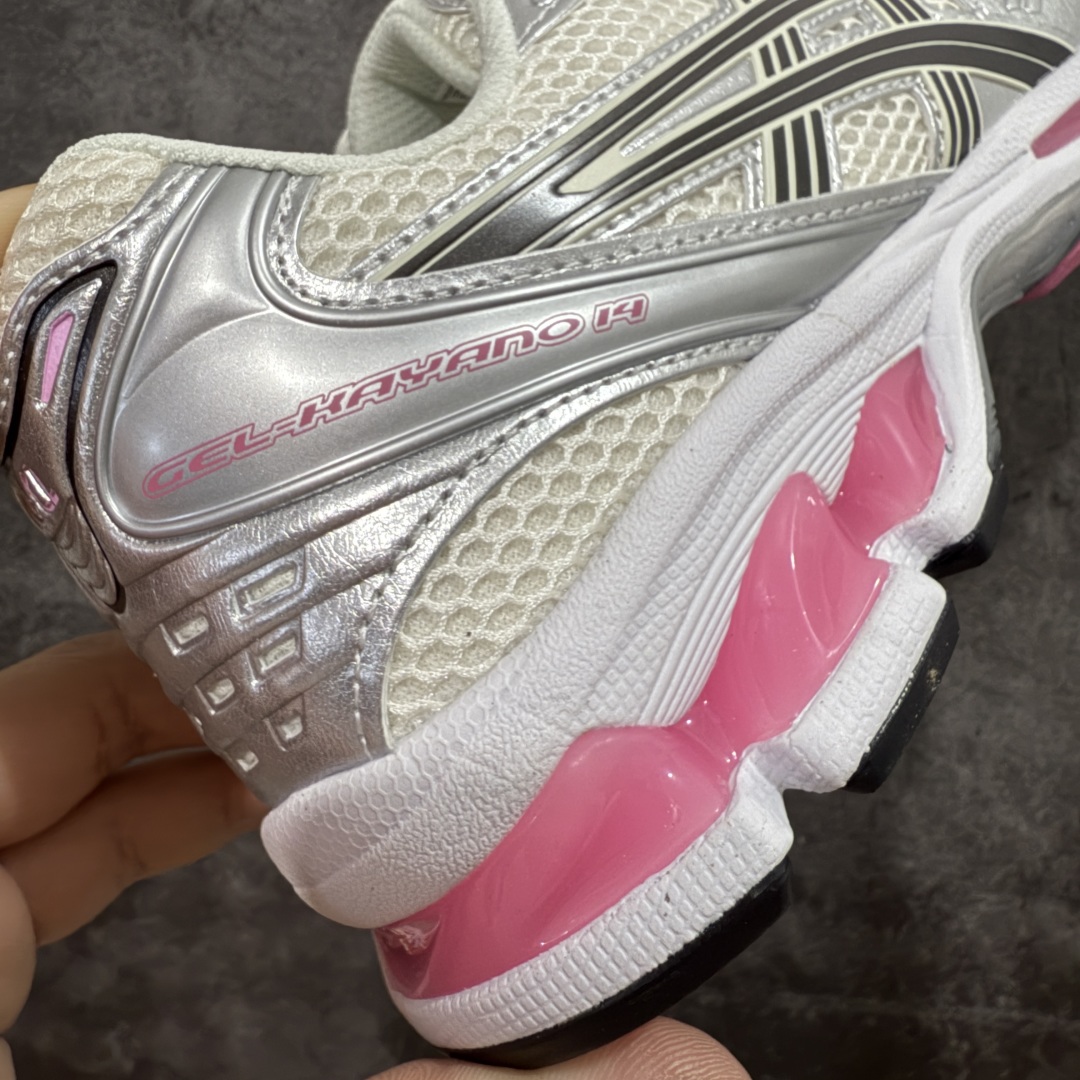 图片[3]-【总裁版】 ASICS GEL-KAYANO 14 亚瑟士系列轻量缓震休闲运动跑步鞋 市场天花板品质 鞋型细节秒杀市场流通版本 知名大厂出品 原版开发 细节完美把控 独家私模五层组合大底 原厂定制缓震硅胶加持 原盒原配 官方四联吊牌 一比一同步原鞋工艺和用料 后跟一样采用了GEL缓震胶 整体系列设计非常的科技感！ 锻炼跑步的同时让你一样时尚百搭！ 设计师 Hidenori Yamashita 以「Flash」一词为灵感，创造出未来感金属色鞋面，改造升级内在性能，由内而外全面革新，为 GEL-KAYANO 家族传承及经典跑鞋文化的延续，创下里程碑式作品。ASICS GEL – KAYANO 14 跑鞋重新诠释了复古的跑步形状，并以其 2000 年代后期的美学理念重新铺装，银色与蓝色的鞋面极为高档.网面铺陈与鞋面、鞋头多处细节位增添了透气性。ASICS GEL – KAYANO 14的鞋后跟部中底上以及多密度耐磨鞋底增加了 GEL 缓震胶，提供高抗冲击性、缓冲性、可保护脚部免受地面冲击的影响，穿着舒适性十足「入手同款」 尺码：36 37 37.5 38 39 39.5 40.5 41.5 42 42.5 43.5 44 45 46-选品中心