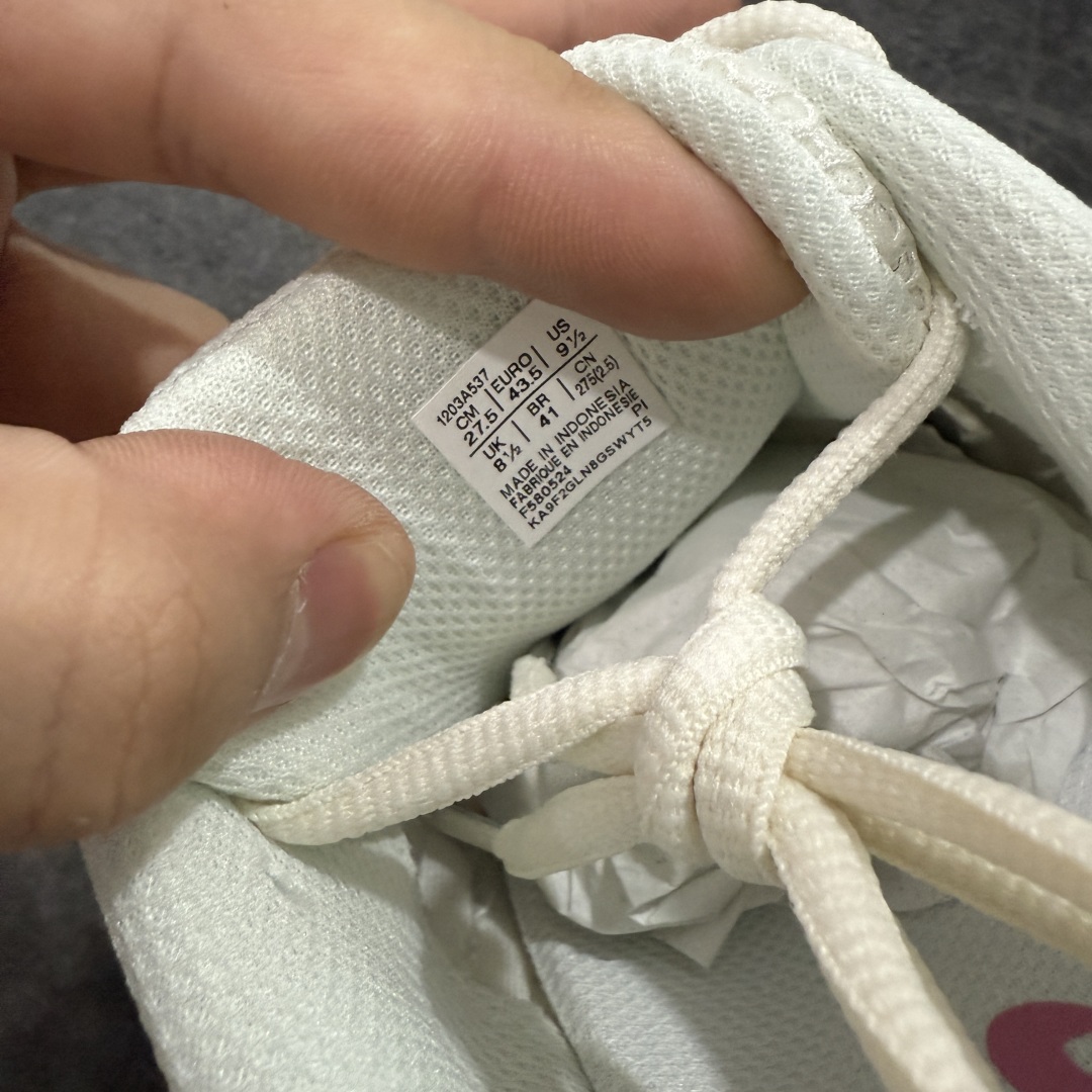 图片[7]-【总裁版】 ASICS GEL-KAYANO 14 亚瑟士系列轻量缓震休闲运动跑步鞋 市场天花板品质 鞋型细节秒杀市场流通版本 知名大厂出品 原版开发 细节完美把控 独家私模五层组合大底 原厂定制缓震硅胶加持 原盒原配 官方四联吊牌 一比一同步原鞋工艺和用料 后跟一样采用了GEL缓震胶 整体系列设计非常的科技感！ 锻炼跑步的同时让你一样时尚百搭！ 设计师 Hidenori Yamashita 以「Flash」一词为灵感，创造出未来感金属色鞋面，改造升级内在性能，由内而外全面革新，为 GEL-KAYANO 家族传承及经典跑鞋文化的延续，创下里程碑式作品。ASICS GEL – KAYANO 14 跑鞋重新诠释了复古的跑步形状，并以其 2000 年代后期的美学理念重新铺装，银色与蓝色的鞋面极为高档.网面铺陈与鞋面、鞋头多处细节位增添了透气性。ASICS GEL – KAYANO 14的鞋后跟部中底上以及多密度耐磨鞋底增加了 GEL 缓震胶，提供高抗冲击性、缓冲性、可保护脚部免受地面冲击的影响，穿着舒适性十足「入手同款」 尺码：36 37 37.5 38 39 39.5 40.5 41.5 42 42.5 43.5 44 45 46-选品中心