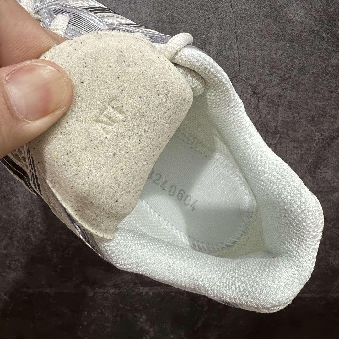 图片[9]-【总裁版】 ASICS GEL-KAYANO 14 亚瑟士系列轻量缓震休闲运动跑步鞋 市场天花板品质 鞋型细节秒杀市场流通版本 知名大厂出品 原版开发 细节完美把控 独家私模五层组合大底 原厂定制缓震硅胶加持 原盒原配 官方四联吊牌 一比一同步原鞋工艺和用料 后跟一样采用了GEL缓震胶 整体系列设计非常的科技感！ 锻炼跑步的同时让你一样时尚百搭！ 设计师 Hidenori Yamashita 以「Flash」一词为灵感，创造出未来感金属色鞋面，改造升级内在性能，由内而外全面革新，为 GEL-KAYANO 家族传承及经典跑鞋文化的延续，创下里程碑式作品。ASICS GEL – KAYANO 14 跑鞋重新诠释了复古的跑步形状，并以其 2000 年代后期的美学理念重新铺装，银色与蓝色的鞋面极为高档.网面铺陈与鞋面、鞋头多处细节位增添了透气性。ASICS GEL – KAYANO 14的鞋后跟部中底上以及多密度耐磨鞋底增加了 GEL 缓震胶，提供高抗冲击性、缓冲性、可保护脚部免受地面冲击的影响，穿着舒适性十足「入手同款」 尺码：36 37 37.5 38 39 39.5 40.5 41.5 42 42.5 43.5 44 45 46-选品中心