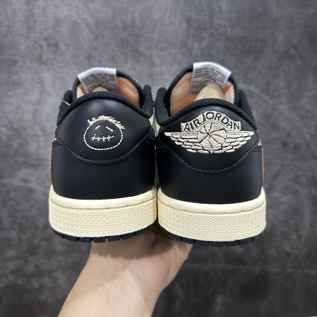 图片[4]-【KZ神版】Travis Scott x Air Jordan AJ1 Low OG SP TS联名倒钩低帮 黑棕 DM7866-201 全系列配色 外贸特供批次 新配色不断更新开发 市场中端王者 全套原纸板楦头开发 确保原汁原味 完美呈现一代版型 一比一鞋头弧度高度鞋身弧度 此版本只针对中端市场 细节品控鞋型随意秒杀市面同价位 鞋型完美 不臃肿别扭 头层皮料加持 用料绝不含糊 进口玻璃冲刀皮料裁剪零毛边 电脑针车工艺 超高鞋面清洁度 最高QC检验标准 控制溢胶瑕疵 原盒原配 飞翼3D高频深度立体 工艺方面大到整体鞋型 漏斗收腰 底线拉帮 LOGO立体程度 小到针眼排布 载片对称 冲孔效果 鞋标规范 鞋垫背胶等等 无一不是口碑收割 每双都是一个回头客 尺码：36 36.5 37.5 38 38.5 39 40 40.5 41 42 42.5 43 44 44.5 45 46 47.5-选品中心