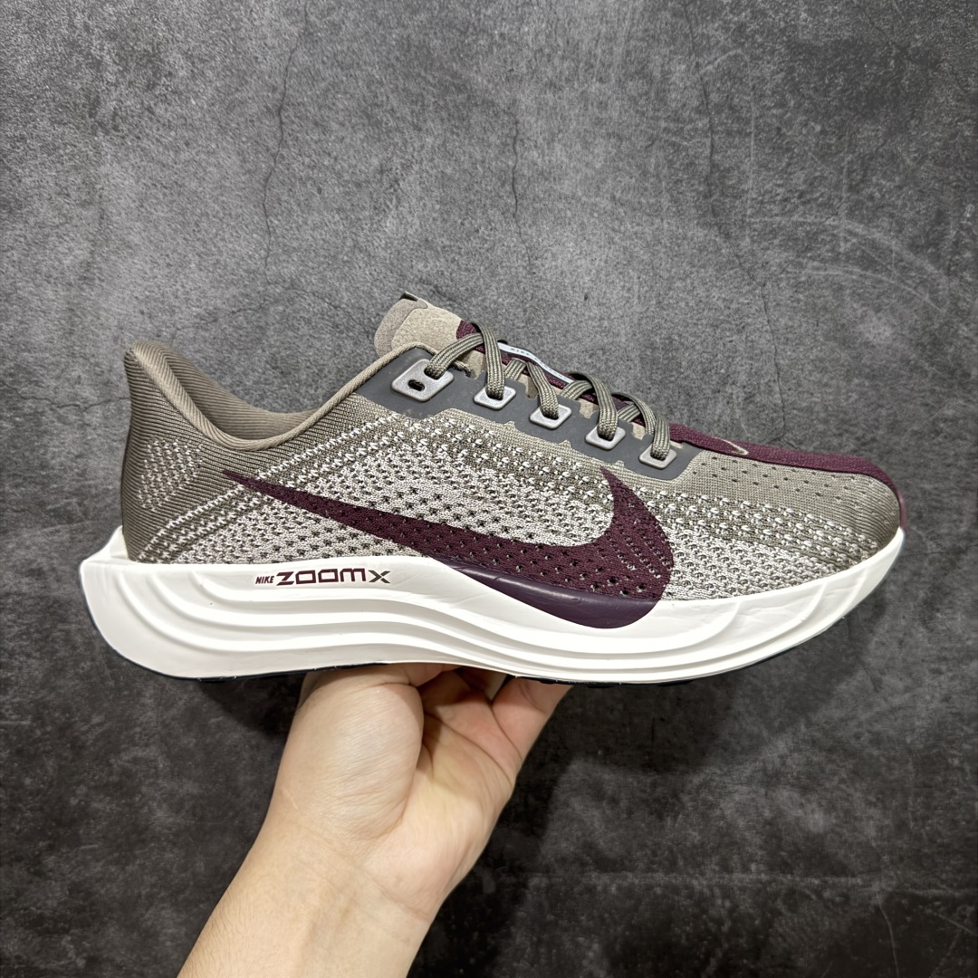 【RS纯原】Nike Pegasus Plus 超级飞马系列马拉松跑步鞋 HQ2592-100 平台专供 充正品质 之前未流通市场版本 内里嵌入定型海绵 中底搭载前Zoom+全掌React配置 全部原鞋开发打造 所有细节全部同步原版 全新一代拥有 Zoom Air 一如既往的稳定感和流畅感 鞋面采用工程网眼设计 为特定高热区域营造出色透气性 进一步增加鞋面的穿孔数量 让足部能够快速散热 中足搭配 Flywire 飞线 在高速运动时营造舒适稳定的贴合感 内置Zoon气垫加持 动力十足！ 尺码：36 36.5 37.5 38 38.5 39 40 40.5 41 42 42.5 43 44 44.5 45-选品中心