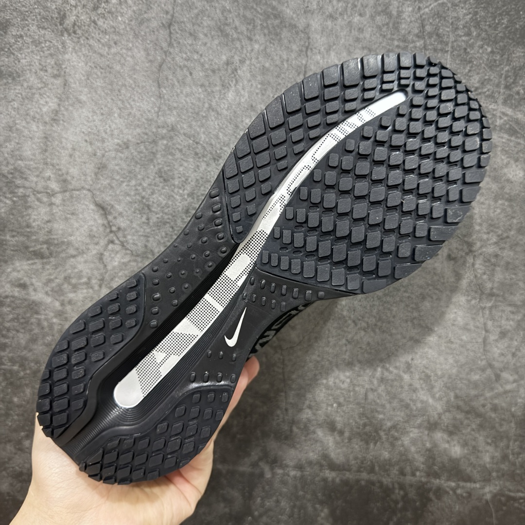 图片[9]-【H11纯原】Nike Pegasus Premium Airscape 舒适百搭减震防滑耐磨透气 低帮跑步鞋     低帮跑步鞋 白银配色，简约又不失活力，上脚超吸睛。  它不仅颜值高，性能更是一绝！  全掌气垫科技，减震防滑超耐磨，每一步都能感受到强劲回弹，给双脚舒适支撑。  透气鞋面，跑步时双脚也能自由呼吸。    #独家原包 原底原料 开模打造  #原厂鞋标 高精密准度  #原楦原纸板开发 匹配原版98%以上  #后跟弧度 正确呈现  #原厂皮料 质感无敌  #皮料切割干净 无任何毛边 清洁度细节完美    货号：HQ2592-005    尺码：36 36.5 37.5 38 38.5 39 40 40.5 41 42 42.5 43 44 45 46-选品中心