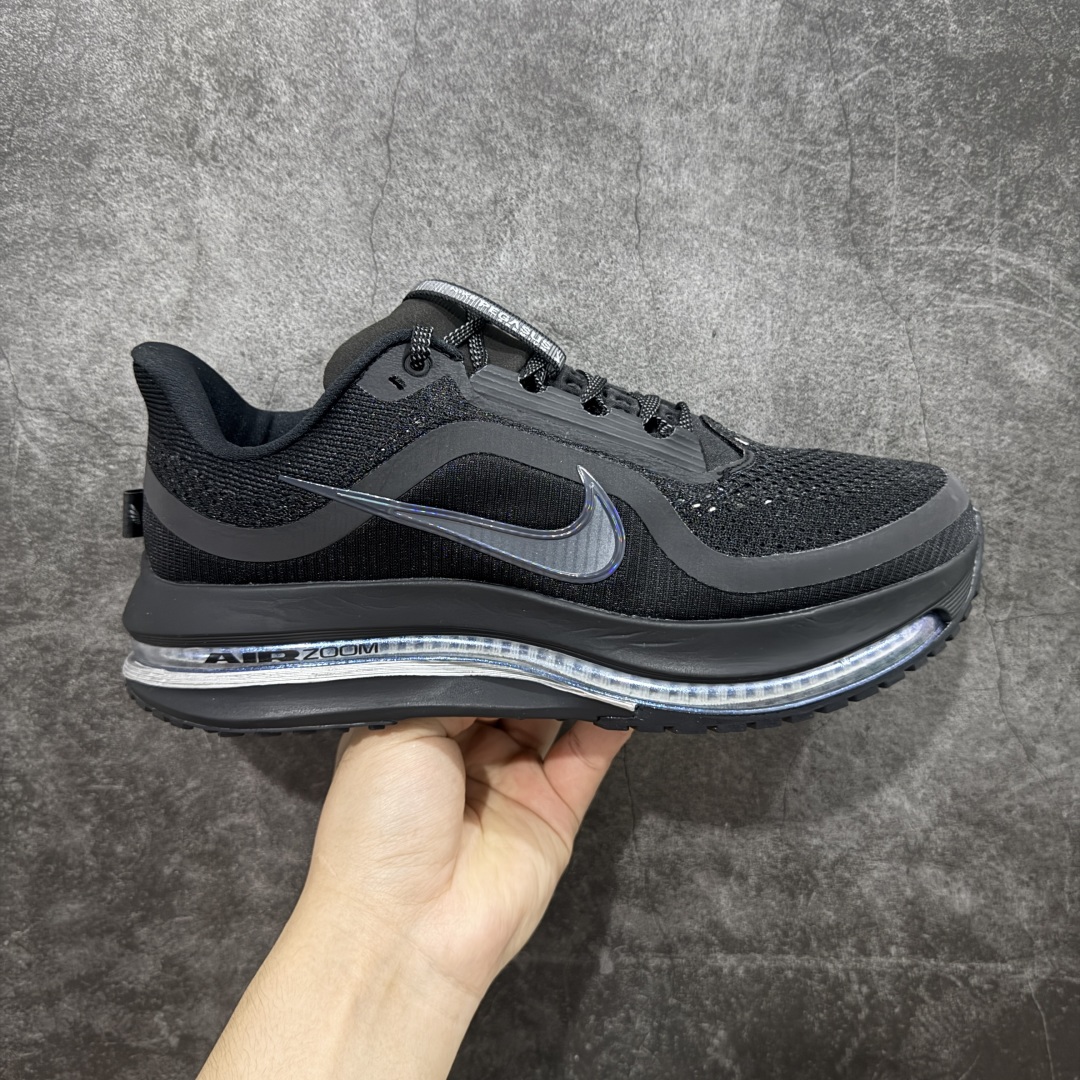 【H11纯原】Nike Pegasus Premium Airscape 舒适百搭减震防滑耐磨透气 低帮跑步鞋     低帮跑步鞋 白银配色，简约又不失活力，上脚超吸睛。  它不仅颜值高，性能更是一绝！  全掌气垫科技，减震防滑超耐磨，每一步都能感受到强劲回弹，给双脚舒适支撑。  透气鞋面，跑步时双脚也能自由呼吸。    #独家原包 原底原料 开模打造  #原厂鞋标 高精密准度  #原楦原纸板开发 匹配原版98%以上  #后跟弧度 正确呈现  #原厂皮料 质感无敌  #皮料切割干净 无任何毛边 清洁度细节完美    货号：HQ2592-005    尺码：36 36.5 37.5 38 38.5 39 40 40.5 41 42 42.5 43 44 45 46-选品中心