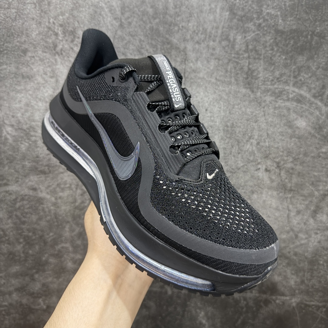 图片[3]-【H11纯原】Nike Pegasus Premium Airscape 舒适百搭减震防滑耐磨透气 低帮跑步鞋     低帮跑步鞋 白银配色，简约又不失活力，上脚超吸睛。  它不仅颜值高，性能更是一绝！  全掌气垫科技，减震防滑超耐磨，每一步都能感受到强劲回弹，给双脚舒适支撑。  透气鞋面，跑步时双脚也能自由呼吸。    #独家原包 原底原料 开模打造  #原厂鞋标 高精密准度  #原楦原纸板开发 匹配原版98%以上  #后跟弧度 正确呈现  #原厂皮料 质感无敌  #皮料切割干净 无任何毛边 清洁度细节完美    货号：HQ2592-005    尺码：36 36.5 37.5 38 38.5 39 40 40.5 41 42 42.5 43 44 45 46-选品中心