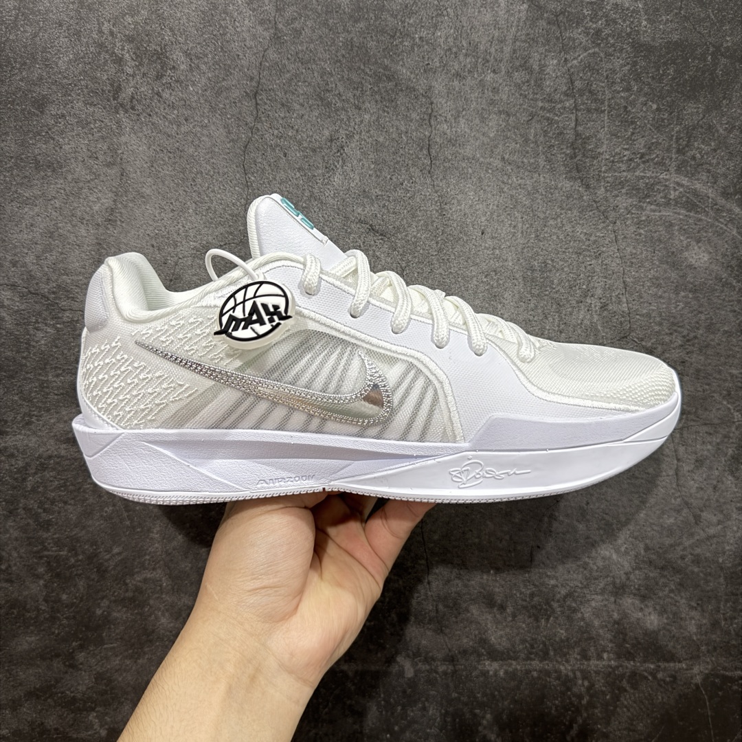 【灭世纯原】NK Sabrina 2 萨布丽娜二代签名减震防滑低帮篮球鞋 白银 FZ1517-101 革新登场🌪🔝颠覆革新出货‼️缓震配置独家革新!实战属性直接拉满👊🏻实战天花板上限再度提升!实战亲测-性能体验吊打国产同价位鞋款 ⚫️前掌扇形zoom➕增配中足抗扭片➕增配后掌马蹄ZOOM气垫(正品仅配置前掌扇形zoom) 完美解决 正品抗扭不足问题 ⚫️采用科比5代鞋楦以及龙骨数据打造!前后落差仅6mm!小科5实至名归! ⚫️鞋身➕鞋头增配高频补强层,提升鞋头以及脚踝支撑性 ⚫️鞋垫采用高弹缓震垫材质-磨合一场直接贴合脚型☑️ ⚫️外底加厚2mm,升级止滑配方,磨合一次,抓地原地起飞 后卫旗舰有且只在灭世纯原(支持市场任意货品正面PK) 真材实料,肉眼可见!革新升级绝非空穴来风!灭世纯原内外兼修,用态度诠释最强实战货品👊🏻 尺码:39-46(尺码建议:标准亚洲楦 无需大半码)-选品中心