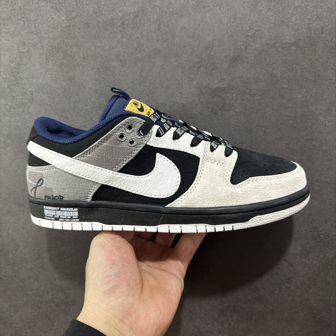 【定制版】Nike Dunk SB 陨石 荒漠废土 灰黑 此款以简约大方的造型设计，给人以随性休闲的时尚格调，穿着舒适轻便，运动灵活自如，满足日常个性穿搭。 货号： DX6775-400 尺码： 36 36.5 37.5 38 38.5 39 40 40.5 41 42 42.5 43 44 44.5 45-选品中心