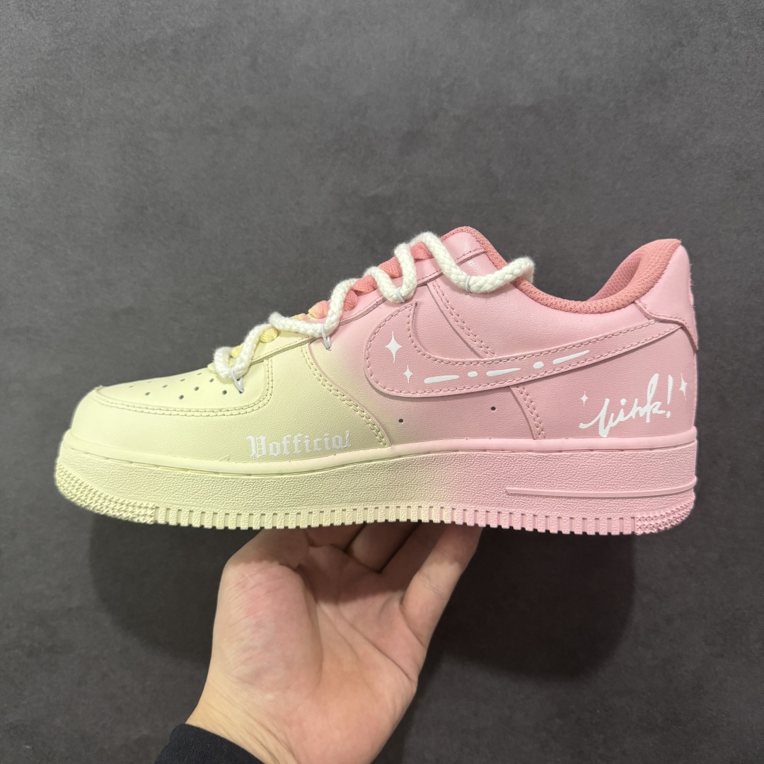图片[2]-【定制版】Nike Air Force 1 Low 07 黄粉渐变绑带 原楦头原纸板 打造纯正低帮空军版型 专注外贸渠道 全掌内置蜂窝气垫 原盒配件 原厂中底钢印、拉帮完美 货号：QR2032 520 尺码：36 36.5 37.5 38 38.5 39 40 40.5 41 42 42.5 43 44 44.5 45-选品中心