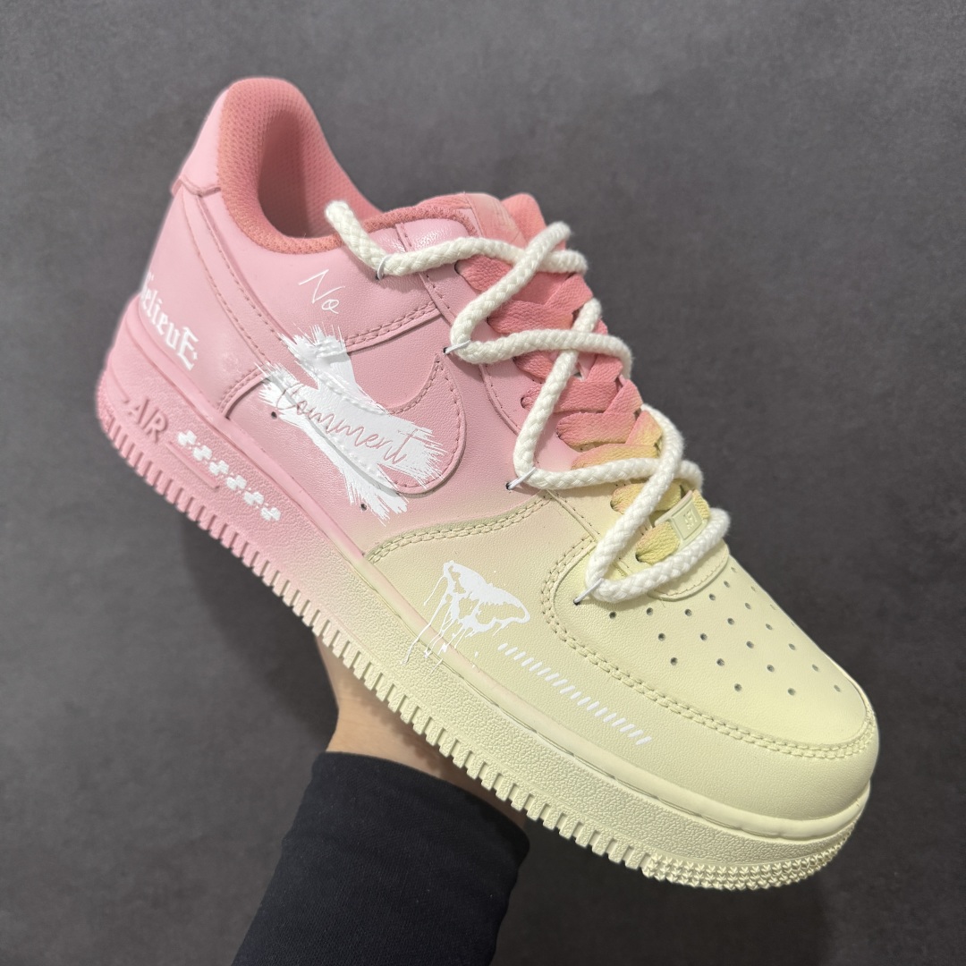 图片[3]-【定制版】Nike Air Force 1 Low 07 黄粉渐变绑带 原楦头原纸板 打造纯正低帮空军版型 专注外贸渠道 全掌内置蜂窝气垫 原盒配件 原厂中底钢印、拉帮完美 货号：QR2032 520 尺码：36 36.5 37.5 38 38.5 39 40 40.5 41 42 42.5 43 44 44.5 45-选品中心