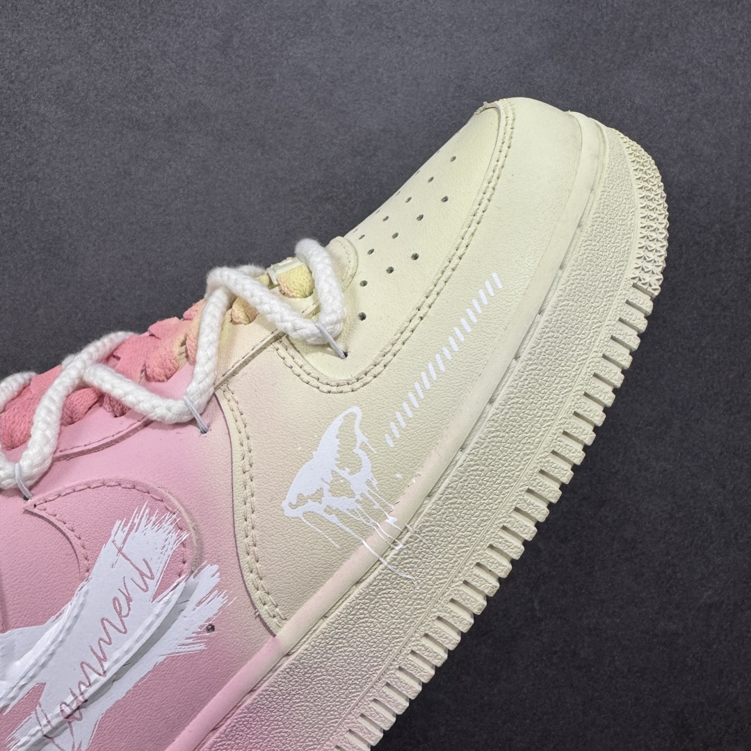 图片[5]-【定制版】Nike Air Force 1 Low 07 黄粉渐变绑带 原楦头原纸板 打造纯正低帮空军版型 专注外贸渠道 全掌内置蜂窝气垫 原盒配件 原厂中底钢印、拉帮完美 货号：QR2032 520 尺码：36 36.5 37.5 38 38.5 39 40 40.5 41 42 42.5 43 44 44.5 45-选品中心