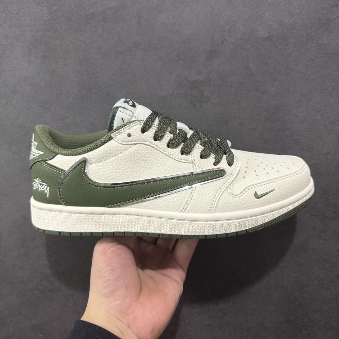 【定制版】Travis Scott x Fragment Design x Air Jordan 1 Low OG SP AJ1 乔1 斯图西联名 低帮文化休闲板鞋 ST5696-263  #多方联名合作融合了Travis Scott 独特的音乐风格，藤原浩个性的设计风格以及Jordan品牌的经典元素 使其成为一双具有独特身份和价值的鞋子 清新而立体的外观加上联名标识更突出了其独特身份 这种配色方案显示出活力和时尚感 在视觉上引人注目 鞋身的质感和细腻的细节处理使其显得高端而格调十足 这款“倒钩”联名是设计与创意完美结合 融合多方的个性风格是一款备受瞩目的潮流鞋款  尺码：36 36.5 37.5 38 38.5 39 40 40.5 41 42 42.5 43 44 44.5 45-选品中心
