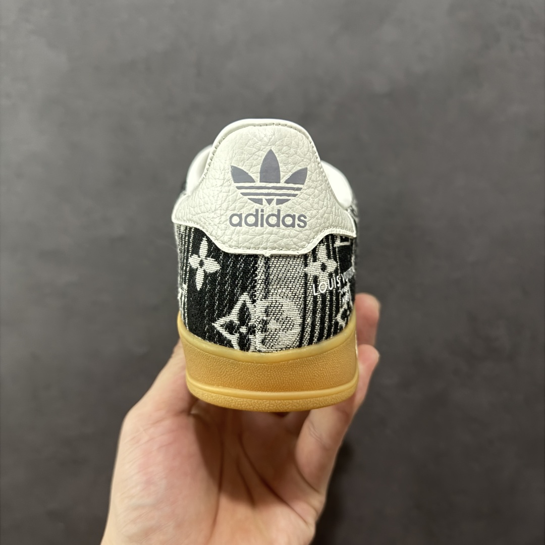 图片[4]-【定制版】AD SAMBA OG x Louis Vuitton 白黑休闲板鞋 该鞋款鞋面采用多种材料拼接(缝/车线) Superstar系列又备受众多滑板爱好者的青睐 这款Superstar经典鞋 沿用50年来的贝壳鞋头样式 继往开来 采用皮革鞋面和浑厚全包大底设计 烫金徽标伴你在滑板上留下“流星”般绚丽的轨迹 货号： SC9207-730 尺码： 36 36.5 37.5 38 38.5 39 40 40.5 41 42 42.5 43 44 44.5 45-选品中心