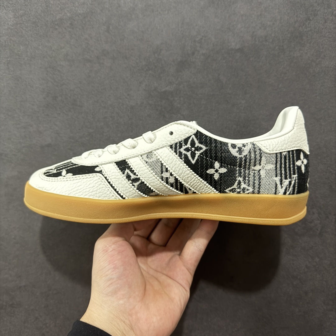 图片[2]-【定制版】AD SAMBA OG x Louis Vuitton 白黑休闲板鞋 该鞋款鞋面采用多种材料拼接(缝/车线) Superstar系列又备受众多滑板爱好者的青睐 这款Superstar经典鞋 沿用50年来的贝壳鞋头样式 继往开来 采用皮革鞋面和浑厚全包大底设计 烫金徽标伴你在滑板上留下“流星”般绚丽的轨迹 货号： SC9207-730 尺码： 36 36.5 37.5 38 38.5 39 40 40.5 41 42 42.5 43 44 44.5 45-选品中心