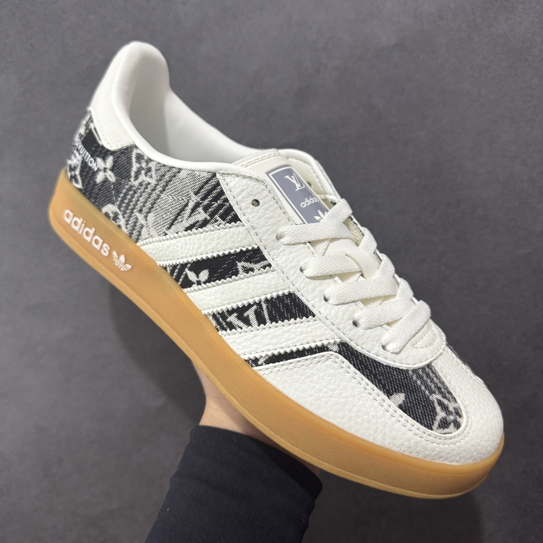 图片[3]-【定制版】AD SAMBA OG x Louis Vuitton 白黑休闲板鞋 该鞋款鞋面采用多种材料拼接(缝/车线) Superstar系列又备受众多滑板爱好者的青睐 这款Superstar经典鞋 沿用50年来的贝壳鞋头样式 继往开来 采用皮革鞋面和浑厚全包大底设计 烫金徽标伴你在滑板上留下“流星”般绚丽的轨迹 货号： SC9207-730 尺码： 36 36.5 37.5 38 38.5 39 40 40.5 41 42 42.5 43 44 44.5 45-选品中心