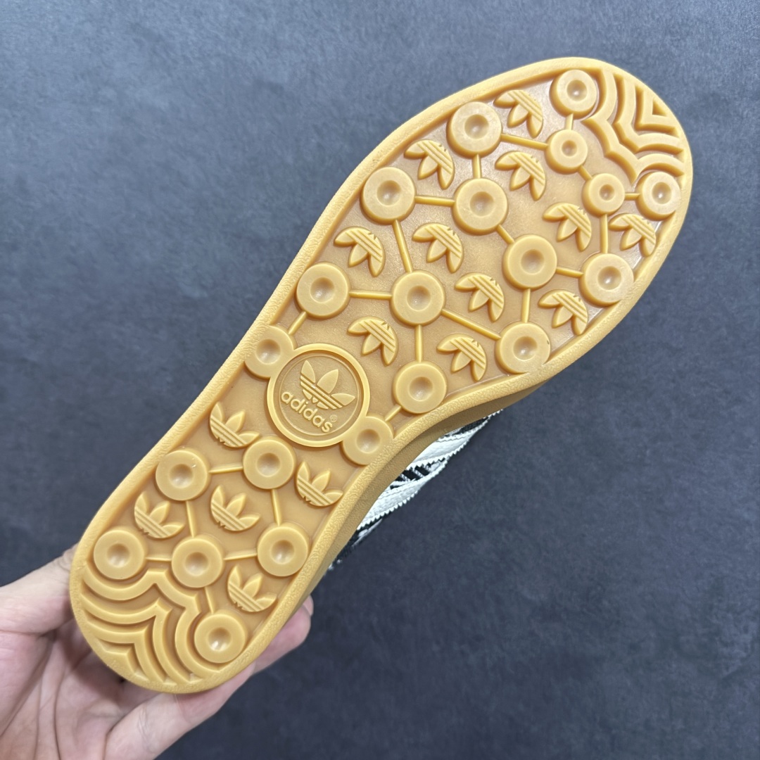 图片[9]-【定制版】AD SAMBA OG x Louis Vuitton 白黑休闲板鞋 该鞋款鞋面采用多种材料拼接(缝/车线) Superstar系列又备受众多滑板爱好者的青睐 这款Superstar经典鞋 沿用50年来的贝壳鞋头样式 继往开来 采用皮革鞋面和浑厚全包大底设计 烫金徽标伴你在滑板上留下“流星”般绚丽的轨迹 货号： SC9207-730 尺码： 36 36.5 37.5 38 38.5 39 40 40.5 41 42 42.5 43 44 44.5 45-选品中心