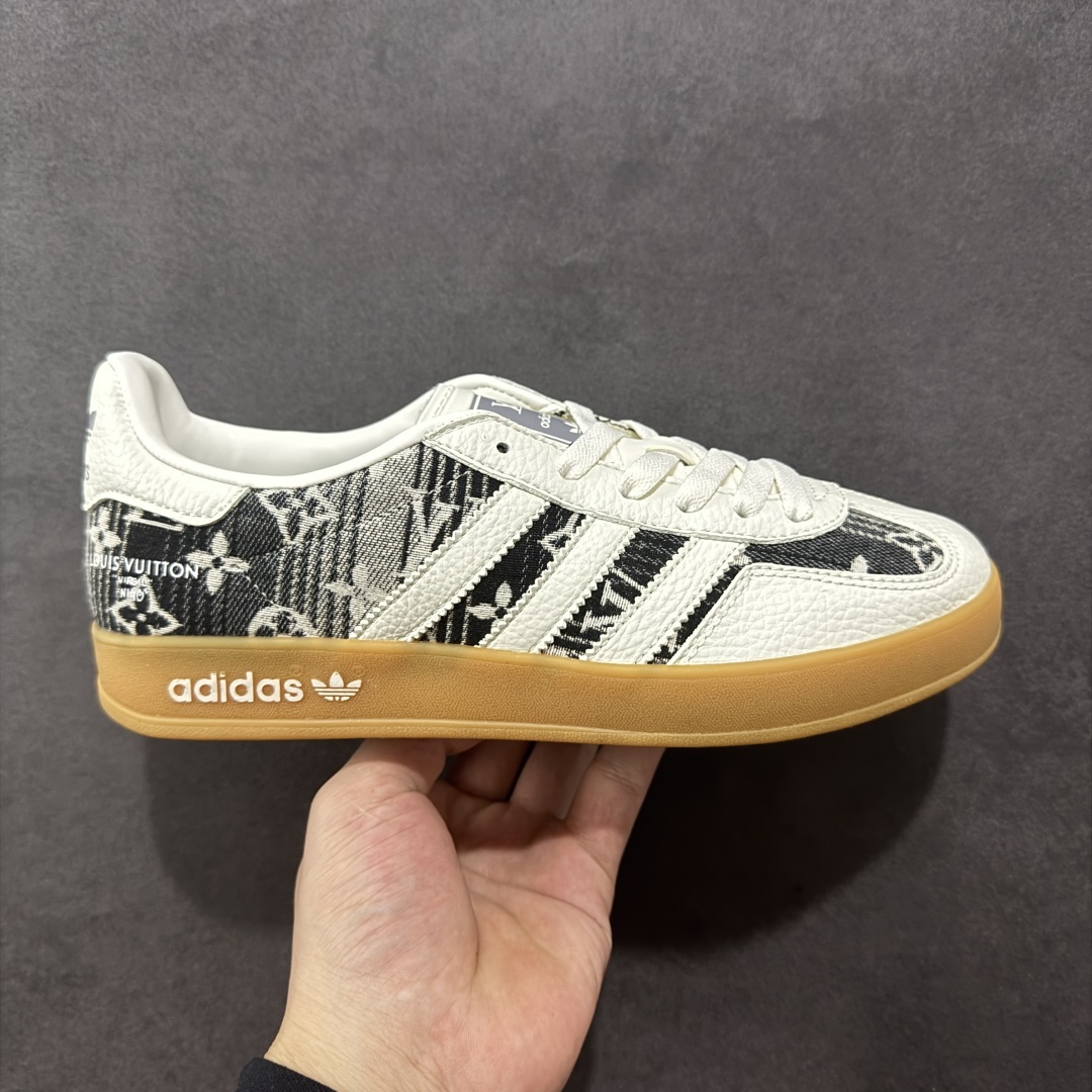 【定制版】AD SAMBA OG x Louis Vuitton 白黑休闲板鞋 该鞋款鞋面采用多种材料拼接(缝/车线) Superstar系列又备受众多滑板爱好者的青睐 这款Superstar经典鞋 沿用50年来的贝壳鞋头样式 继往开来 采用皮革鞋面和浑厚全包大底设计 烫金徽标伴你在滑板上留下“流星”般绚丽的轨迹 货号: SC9207-730 尺码: 36 36.5 37.5 38 38.5 39 40 40.5 41 42 42.5 43 44 44.5 45-选品中心