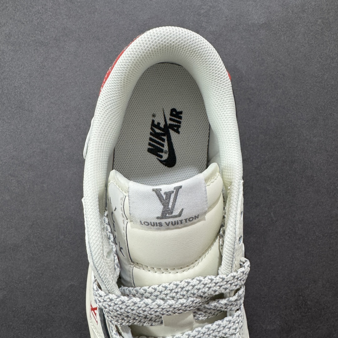 图片[7]-【定制版】Travis Scott x Fragment Design x Air Jordan 1 Low OG SP AJ1 乔1 LV联名 灰红标 低帮文化休闲板鞋  #多方联名合作融合了Travis Scott 独特的音乐风格，藤原浩个性的设计风格以及Jordan品牌的经典元素 使其成为一双具有独特身份和价值的鞋子 清新而立体的外观加上联名标识更突出了其独特身份 这种配色方案显示出活力和时尚感 在视觉上引人注目 鞋身的质感和细腻的细节处理使其显得高端而格调十足 这款“倒钩”联名是设计与创意完美结合 融合多方的个性风格是一款备受瞩目的潮流鞋款  货号：YX5066-336 尺码：36 36.5 37.5 38 38.5 39 40 40.5 41 42 42.5 43 44 44.5 45-选品中心