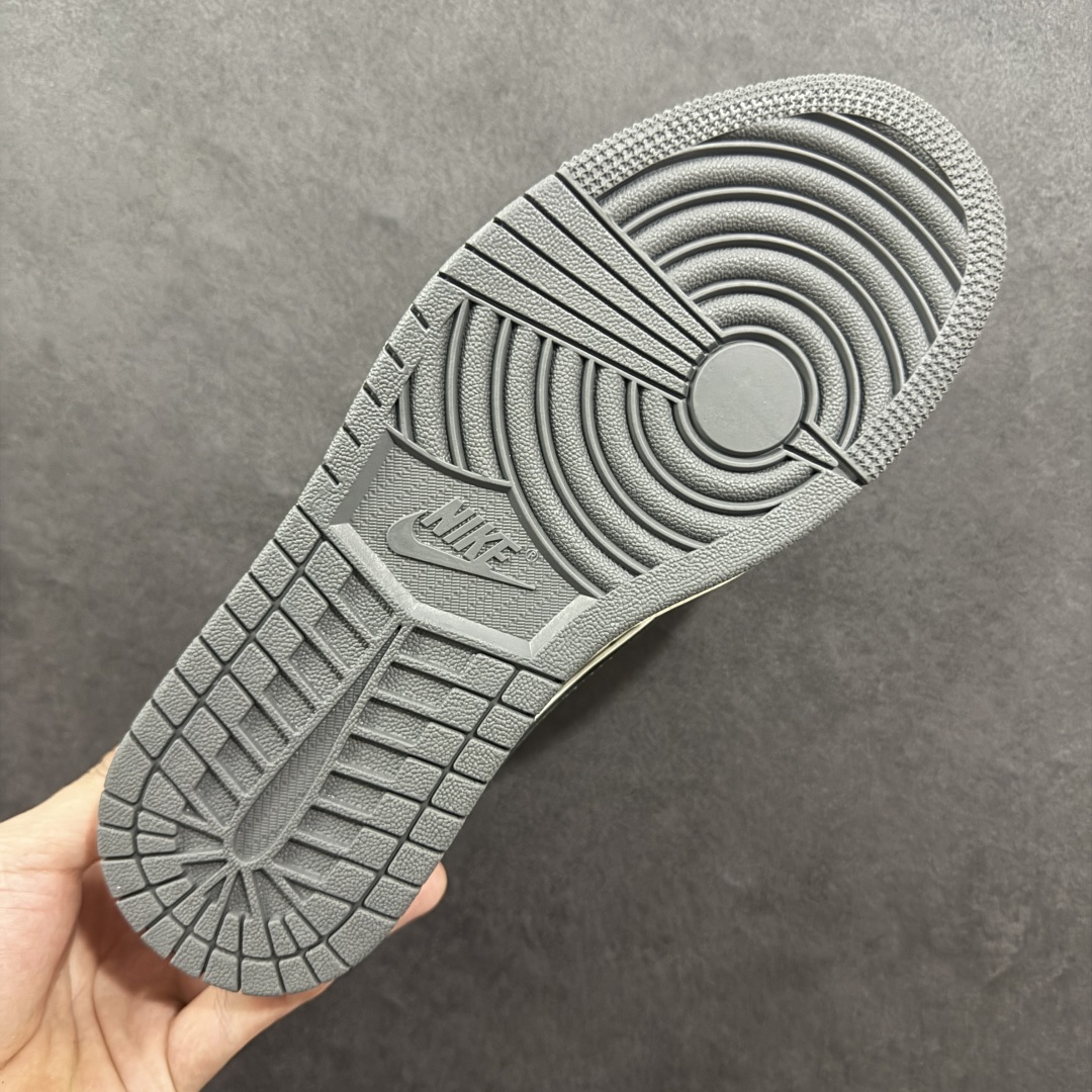 图片[9]-【定制版】Travis Scott x Fragment Design x Air Jordan 1 Low OG SP AJ1 乔1 LV联名 灰红标 低帮文化休闲板鞋  #多方联名合作融合了Travis Scott 独特的音乐风格，藤原浩个性的设计风格以及Jordan品牌的经典元素 使其成为一双具有独特身份和价值的鞋子 清新而立体的外观加上联名标识更突出了其独特身份 这种配色方案显示出活力和时尚感 在视觉上引人注目 鞋身的质感和细腻的细节处理使其显得高端而格调十足 这款“倒钩”联名是设计与创意完美结合 融合多方的个性风格是一款备受瞩目的潮流鞋款  货号：YX5066-336 尺码：36 36.5 37.5 38 38.5 39 40 40.5 41 42 42.5 43 44 44.5 45-选品中心