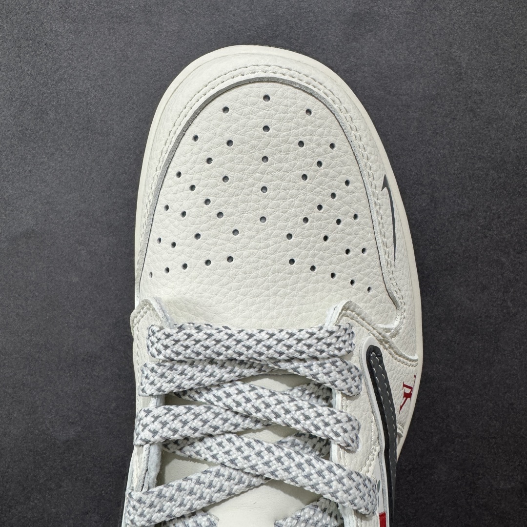 图片[8]-【定制版】Travis Scott x Fragment Design x Air Jordan 1 Low OG SP AJ1 乔1 LV联名 灰红标 低帮文化休闲板鞋  #多方联名合作融合了Travis Scott 独特的音乐风格，藤原浩个性的设计风格以及Jordan品牌的经典元素 使其成为一双具有独特身份和价值的鞋子 清新而立体的外观加上联名标识更突出了其独特身份 这种配色方案显示出活力和时尚感 在视觉上引人注目 鞋身的质感和细腻的细节处理使其显得高端而格调十足 这款“倒钩”联名是设计与创意完美结合 融合多方的个性风格是一款备受瞩目的潮流鞋款  货号：YX5066-336 尺码：36 36.5 37.5 38 38.5 39 40 40.5 41 42 42.5 43 44 44.5 45-选品中心
