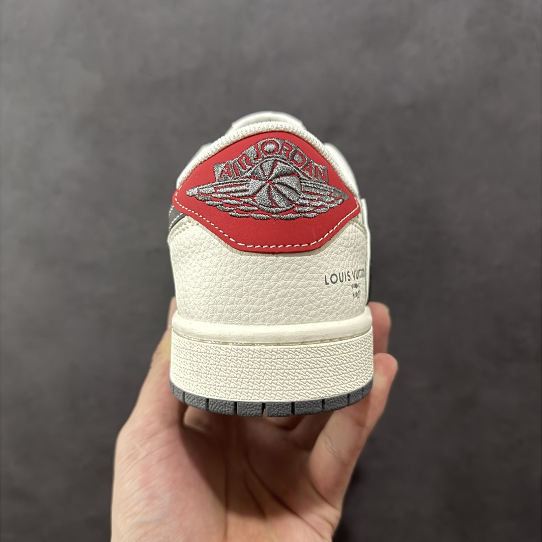 图片[4]-【定制版】Travis Scott x Fragment Design x Air Jordan 1 Low OG SP AJ1 乔1 LV联名 灰红标 低帮文化休闲板鞋  #多方联名合作融合了Travis Scott 独特的音乐风格，藤原浩个性的设计风格以及Jordan品牌的经典元素 使其成为一双具有独特身份和价值的鞋子 清新而立体的外观加上联名标识更突出了其独特身份 这种配色方案显示出活力和时尚感 在视觉上引人注目 鞋身的质感和细腻的细节处理使其显得高端而格调十足 这款“倒钩”联名是设计与创意完美结合 融合多方的个性风格是一款备受瞩目的潮流鞋款  货号：YX5066-336 尺码：36 36.5 37.5 38 38.5 39 40 40.5 41 42 42.5 43 44 44.5 45-选品中心