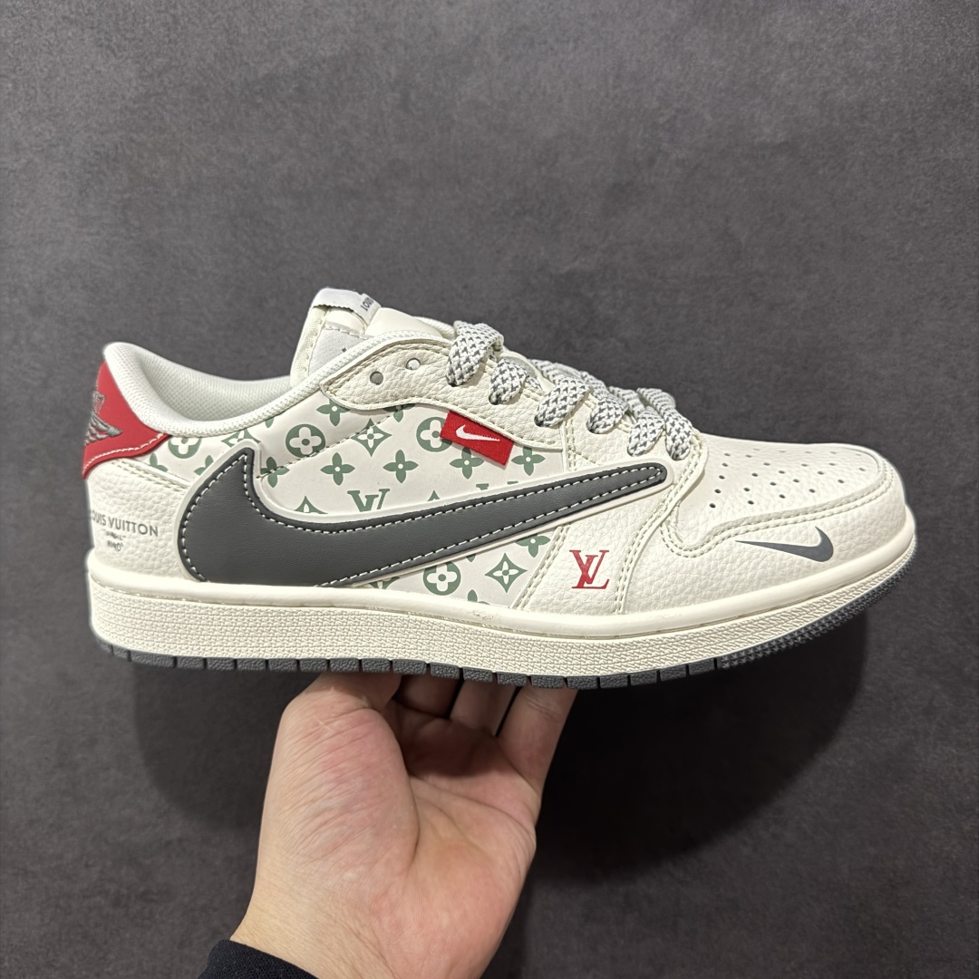 【定制版】Travis Scott x Fragment Design x Air Jordan 1 Low OG SP AJ1 乔1 LV联名 灰红标 低帮文化休闲板鞋  #多方联名合作融合了Travis Scott 独特的音乐风格，藤原浩个性的设计风格以及Jordan品牌的经典元素 使其成为一双具有独特身份和价值的鞋子 清新而立体的外观加上联名标识更突出了其独特身份 这种配色方案显示出活力和时尚感 在视觉上引人注目 鞋身的质感和细腻的细节处理使其显得高端而格调十足 这款“倒钩”联名是设计与创意完美结合 融合多方的个性风格是一款备受瞩目的潮流鞋款  货号：YX5066-336 尺码：36 36.5 37.5 38 38.5 39 40 40.5 41 42 42.5 43 44 44.5 45-选品中心