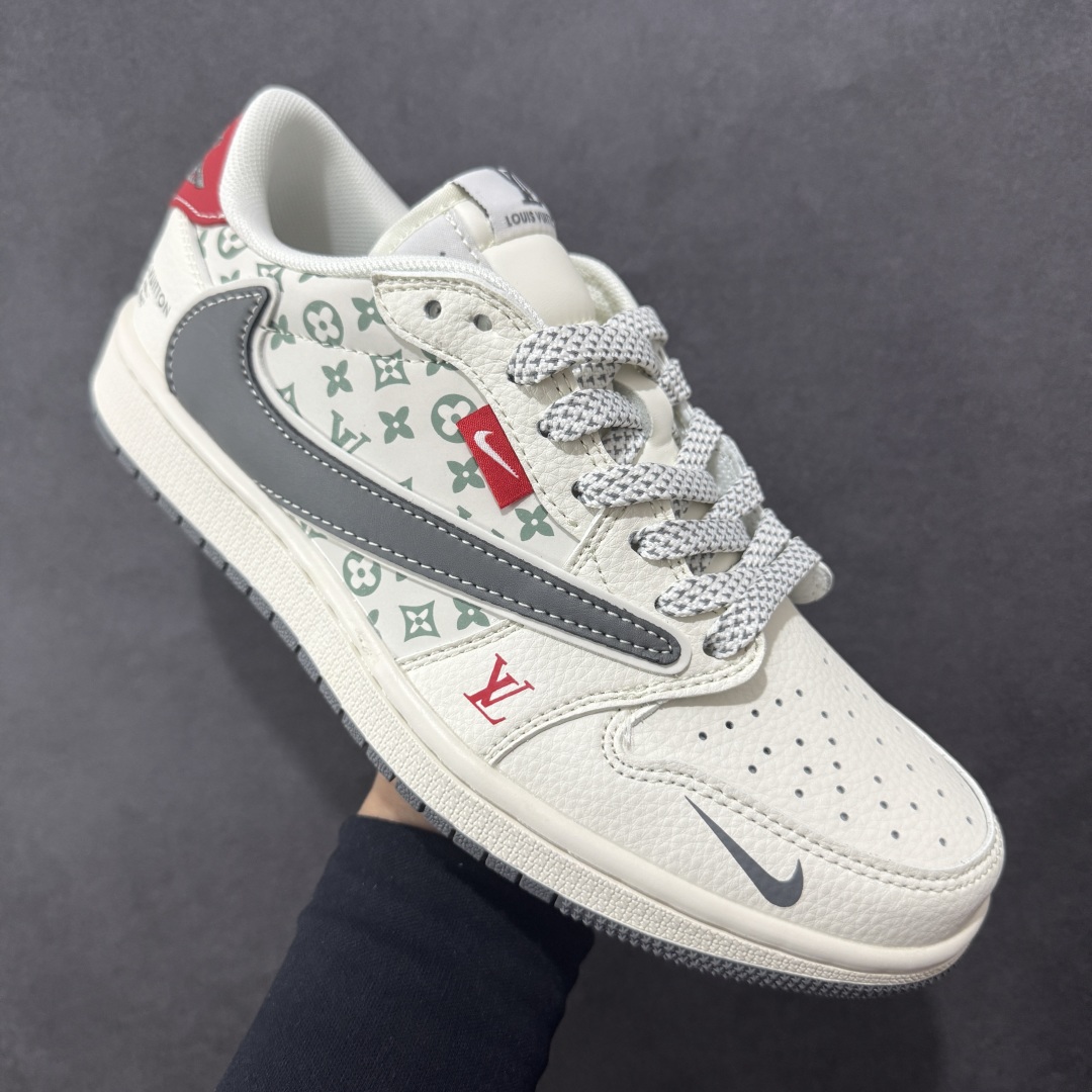 图片[3]-【定制版】Travis Scott x Fragment Design x Air Jordan 1 Low OG SP AJ1 乔1 LV联名 灰红标 低帮文化休闲板鞋  #多方联名合作融合了Travis Scott 独特的音乐风格，藤原浩个性的设计风格以及Jordan品牌的经典元素 使其成为一双具有独特身份和价值的鞋子 清新而立体的外观加上联名标识更突出了其独特身份 这种配色方案显示出活力和时尚感 在视觉上引人注目 鞋身的质感和细腻的细节处理使其显得高端而格调十足 这款“倒钩”联名是设计与创意完美结合 融合多方的个性风格是一款备受瞩目的潮流鞋款  货号：YX5066-336 尺码：36 36.5 37.5 38 38.5 39 40 40.5 41 42 42.5 43 44 44.5 45-选品中心