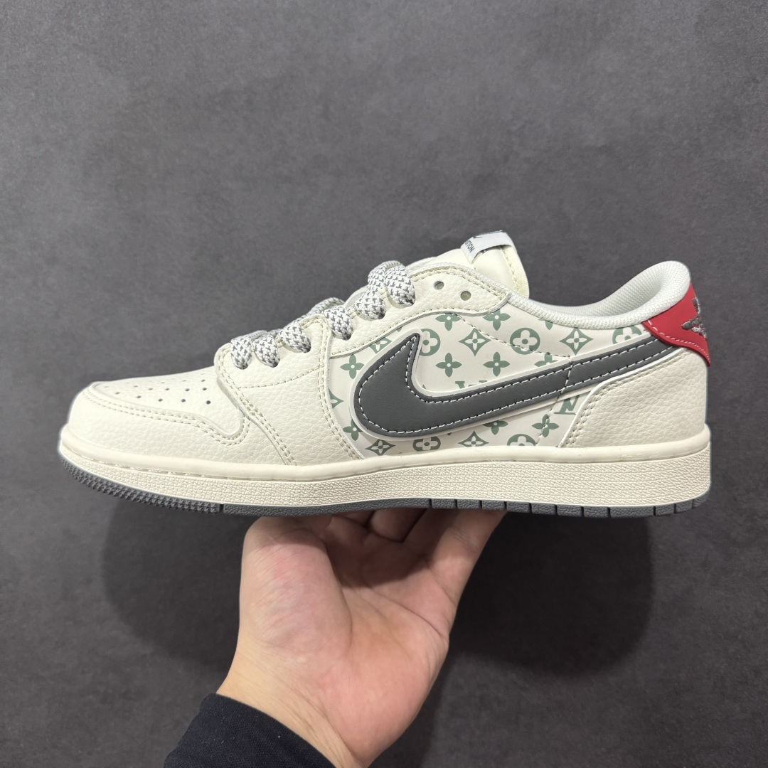图片[2]-【定制版】Travis Scott x Fragment Design x Air Jordan 1 Low OG SP AJ1 乔1 LV联名 灰红标 低帮文化休闲板鞋  #多方联名合作融合了Travis Scott 独特的音乐风格，藤原浩个性的设计风格以及Jordan品牌的经典元素 使其成为一双具有独特身份和价值的鞋子 清新而立体的外观加上联名标识更突出了其独特身份 这种配色方案显示出活力和时尚感 在视觉上引人注目 鞋身的质感和细腻的细节处理使其显得高端而格调十足 这款“倒钩”联名是设计与创意完美结合 融合多方的个性风格是一款备受瞩目的潮流鞋款  货号：YX5066-336 尺码：36 36.5 37.5 38 38.5 39 40 40.5 41 42 42.5 43 44 44.5 45-选品中心