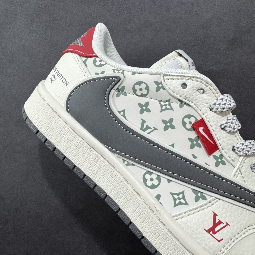 图片[6]-【定制版】Travis Scott x Fragment Design x Air Jordan 1 Low OG SP AJ1 乔1 LV联名 灰红标 低帮文化休闲板鞋  #多方联名合作融合了Travis Scott 独特的音乐风格，藤原浩个性的设计风格以及Jordan品牌的经典元素 使其成为一双具有独特身份和价值的鞋子 清新而立体的外观加上联名标识更突出了其独特身份 这种配色方案显示出活力和时尚感 在视觉上引人注目 鞋身的质感和细腻的细节处理使其显得高端而格调十足 这款“倒钩”联名是设计与创意完美结合 融合多方的个性风格是一款备受瞩目的潮流鞋款  货号：YX5066-336 尺码：36 36.5 37.5 38 38.5 39 40 40.5 41 42 42.5 43 44 44.5 45-选品中心