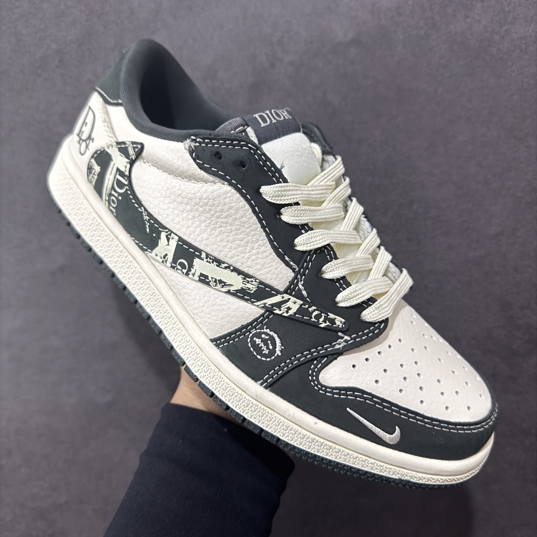 图片[3]-【定制版】Travis Scott x Fragment Design x Air Jordan 1 Low OG SP AJ1 乔1 迪奥联名 深灰花纹 低帮文化休闲板鞋  #多方联名合作融合了Travis Scott 独特的音乐风格，藤原浩个性的设计风格以及Jordan品牌的经典元素 使其成为一双具有独特身份和价值的鞋子 清新而立体的外观加上联名标识更突出了其独特身份 这种配色方案显示出活力和时尚感 在视觉上引人注目 鞋身的质感和细腻的细节处理使其显得高端而格调十足 这款“倒钩”联名是设计与创意完美结合 融合多方的个性风格是一款备受瞩目的潮流鞋款  货号：LD2025-032 尺码：36 36.5 37.5 38 38.5 39 40 40.5 41 42 42.5 43 44 44.5 45-选品中心