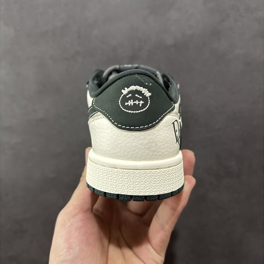 图片[4]-【定制版】Travis Scott x Fragment Design x Air Jordan 1 Low OG SP AJ1 乔1 迪奥联名 深灰花纹 低帮文化休闲板鞋  #多方联名合作融合了Travis Scott 独特的音乐风格，藤原浩个性的设计风格以及Jordan品牌的经典元素 使其成为一双具有独特身份和价值的鞋子 清新而立体的外观加上联名标识更突出了其独特身份 这种配色方案显示出活力和时尚感 在视觉上引人注目 鞋身的质感和细腻的细节处理使其显得高端而格调十足 这款“倒钩”联名是设计与创意完美结合 融合多方的个性风格是一款备受瞩目的潮流鞋款  货号：LD2025-032 尺码：36 36.5 37.5 38 38.5 39 40 40.5 41 42 42.5 43 44 44.5 45-选品中心
