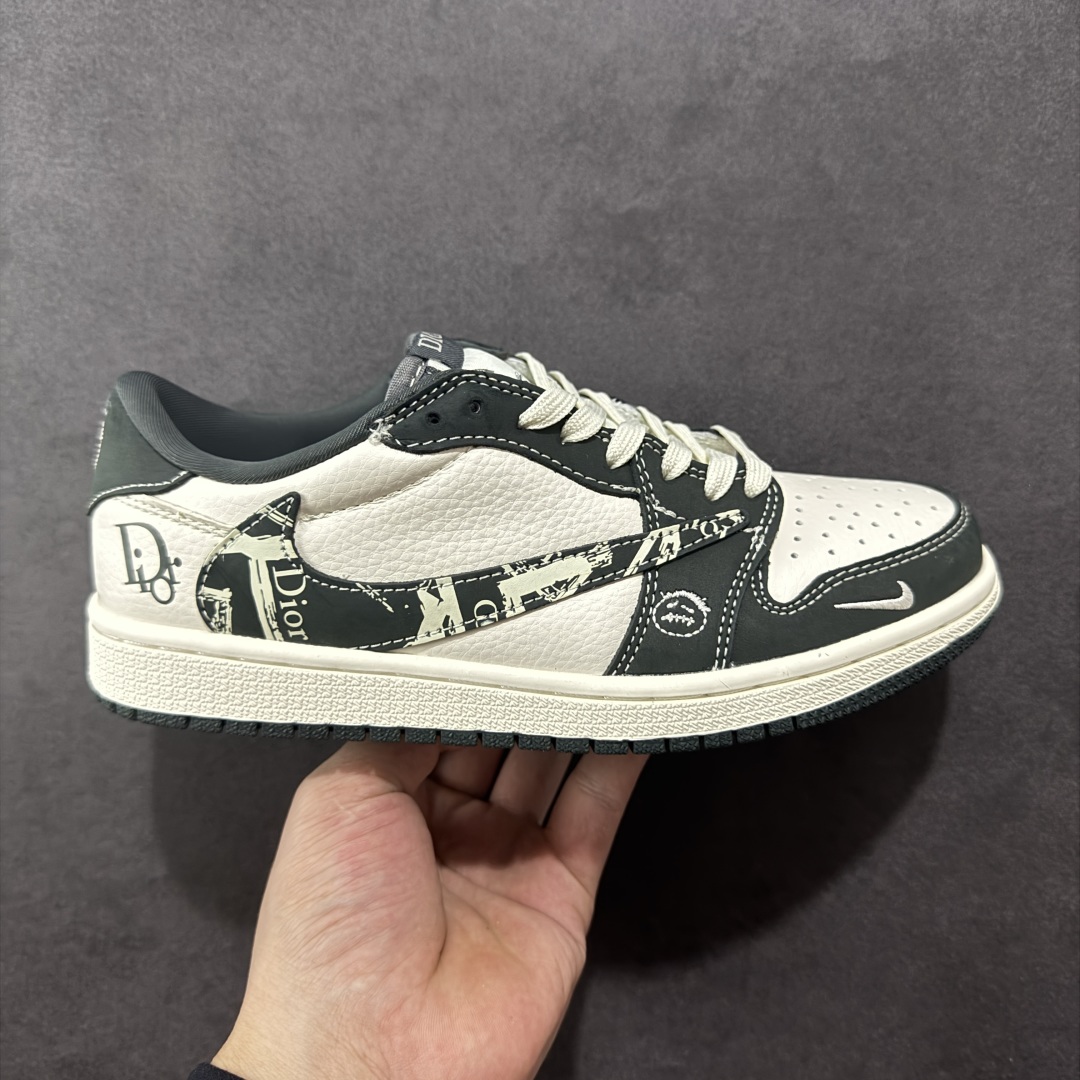 【定制版】Travis Scott x Fragment Design x Air Jordan 1 Low OG SP AJ1 乔1 迪奥联名 深灰花纹 低帮文化休闲板鞋  #多方联名合作融合了Travis Scott 独特的音乐风格，藤原浩个性的设计风格以及Jordan品牌的经典元素 使其成为一双具有独特身份和价值的鞋子 清新而立体的外观加上联名标识更突出了其独特身份 这种配色方案显示出活力和时尚感 在视觉上引人注目 鞋身的质感和细腻的细节处理使其显得高端而格调十足 这款“倒钩”联名是设计与创意完美结合 融合多方的个性风格是一款备受瞩目的潮流鞋款  货号：LD2025-032 尺码：36 36.5 37.5 38 38.5 39 40 40.5 41 42 42.5 43 44 44.5 45-选品中心