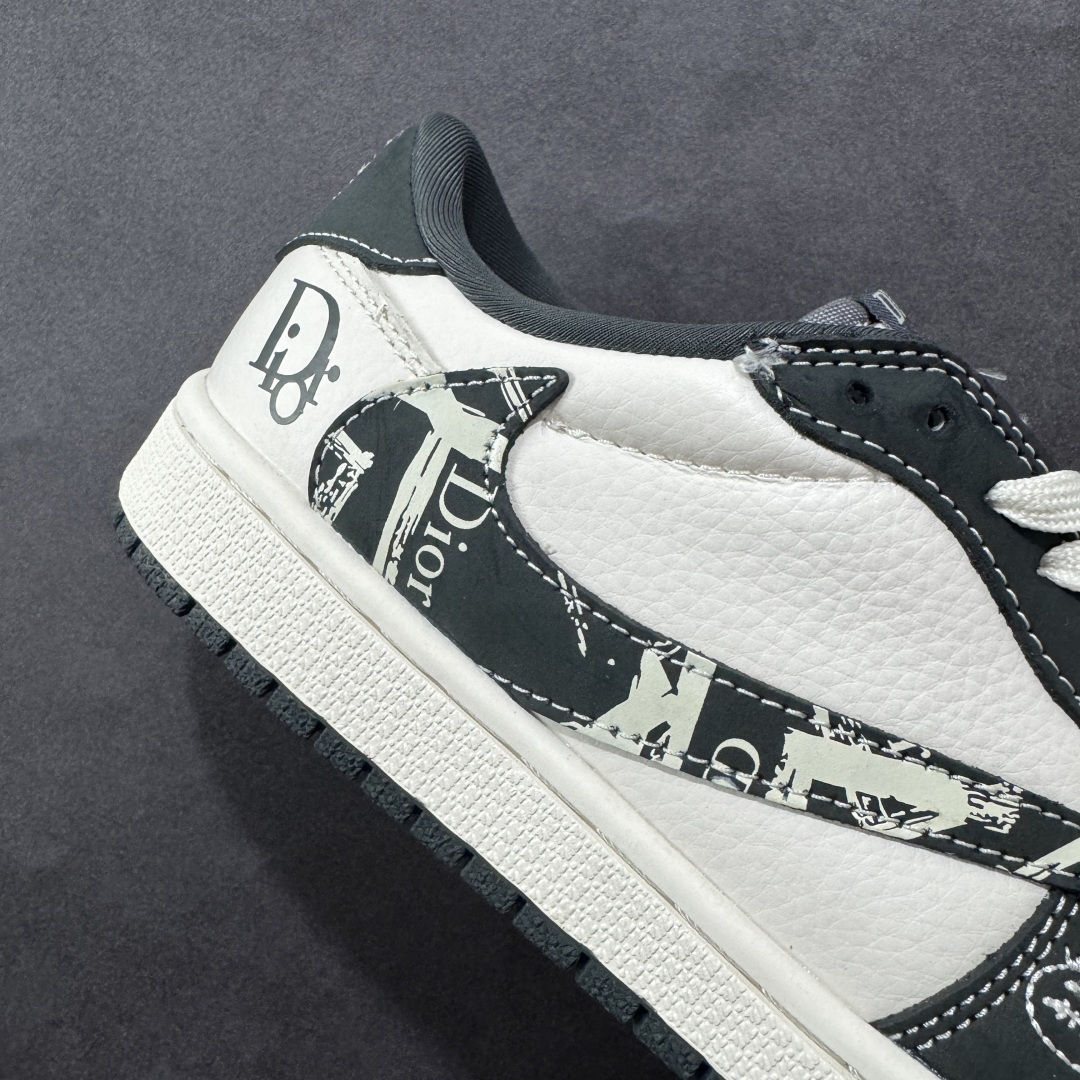 图片[6]-【定制版】Travis Scott x Fragment Design x Air Jordan 1 Low OG SP AJ1 乔1 迪奥联名 深灰花纹 低帮文化休闲板鞋  #多方联名合作融合了Travis Scott 独特的音乐风格，藤原浩个性的设计风格以及Jordan品牌的经典元素 使其成为一双具有独特身份和价值的鞋子 清新而立体的外观加上联名标识更突出了其独特身份 这种配色方案显示出活力和时尚感 在视觉上引人注目 鞋身的质感和细腻的细节处理使其显得高端而格调十足 这款“倒钩”联名是设计与创意完美结合 融合多方的个性风格是一款备受瞩目的潮流鞋款  货号：LD2025-032 尺码：36 36.5 37.5 38 38.5 39 40 40.5 41 42 42.5 43 44 44.5 45-选品中心