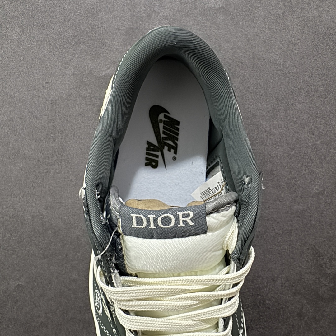 图片[7]-【定制版】Travis Scott x Fragment Design x Air Jordan 1 Low OG SP AJ1 乔1 迪奥联名 深灰花纹 低帮文化休闲板鞋  #多方联名合作融合了Travis Scott 独特的音乐风格，藤原浩个性的设计风格以及Jordan品牌的经典元素 使其成为一双具有独特身份和价值的鞋子 清新而立体的外观加上联名标识更突出了其独特身份 这种配色方案显示出活力和时尚感 在视觉上引人注目 鞋身的质感和细腻的细节处理使其显得高端而格调十足 这款“倒钩”联名是设计与创意完美结合 融合多方的个性风格是一款备受瞩目的潮流鞋款  货号：LD2025-032 尺码：36 36.5 37.5 38 38.5 39 40 40.5 41 42 42.5 43 44 44.5 45-选品中心