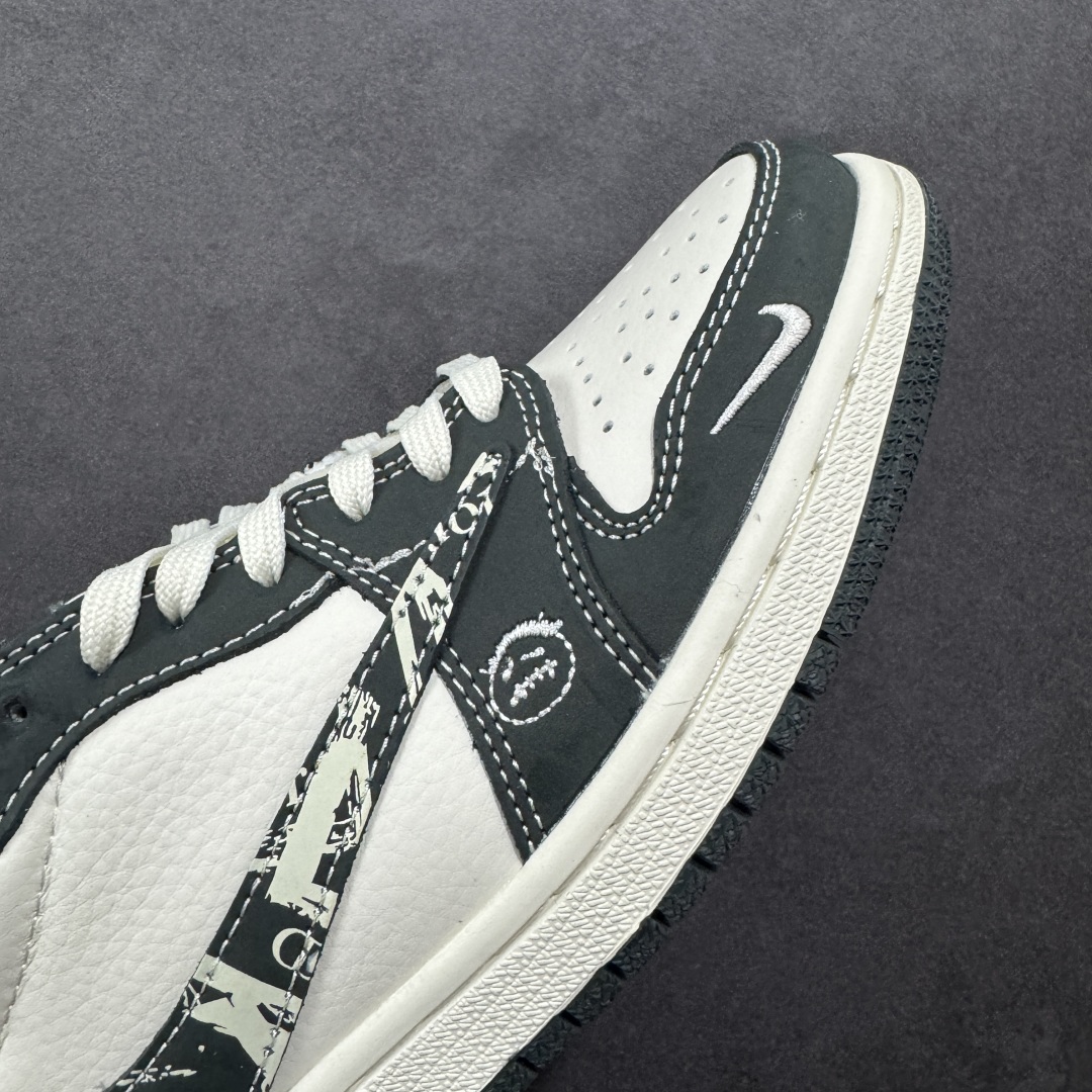 图片[5]-【定制版】Travis Scott x Fragment Design x Air Jordan 1 Low OG SP AJ1 乔1 迪奥联名 深灰花纹 低帮文化休闲板鞋  #多方联名合作融合了Travis Scott 独特的音乐风格，藤原浩个性的设计风格以及Jordan品牌的经典元素 使其成为一双具有独特身份和价值的鞋子 清新而立体的外观加上联名标识更突出了其独特身份 这种配色方案显示出活力和时尚感 在视觉上引人注目 鞋身的质感和细腻的细节处理使其显得高端而格调十足 这款“倒钩”联名是设计与创意完美结合 融合多方的个性风格是一款备受瞩目的潮流鞋款  货号：LD2025-032 尺码：36 36.5 37.5 38 38.5 39 40 40.5 41 42 42.5 43 44 44.5 45-选品中心