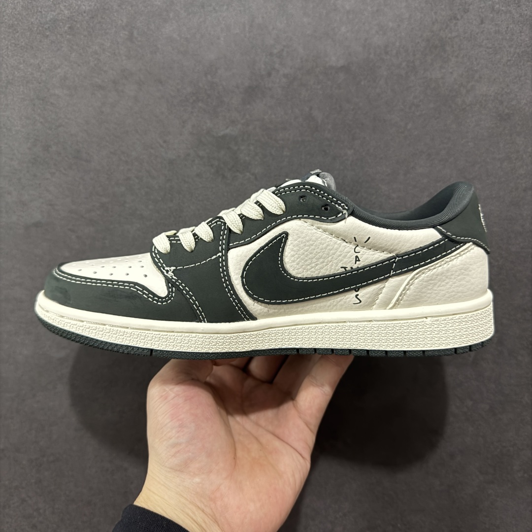 图片[2]-【定制版】Travis Scott x Fragment Design x Air Jordan 1 Low OG SP AJ1 乔1 迪奥联名 深灰花纹 低帮文化休闲板鞋  #多方联名合作融合了Travis Scott 独特的音乐风格，藤原浩个性的设计风格以及Jordan品牌的经典元素 使其成为一双具有独特身份和价值的鞋子 清新而立体的外观加上联名标识更突出了其独特身份 这种配色方案显示出活力和时尚感 在视觉上引人注目 鞋身的质感和细腻的细节处理使其显得高端而格调十足 这款“倒钩”联名是设计与创意完美结合 融合多方的个性风格是一款备受瞩目的潮流鞋款  货号：LD2025-032 尺码：36 36.5 37.5 38 38.5 39 40 40.5 41 42 42.5 43 44 44.5 45-选品中心