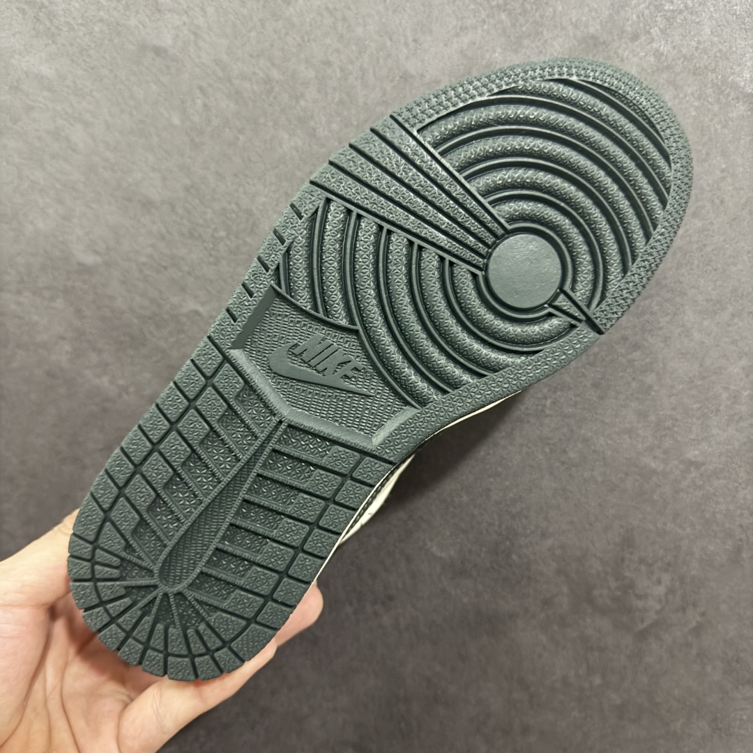 图片[9]-【定制版】Travis Scott x Fragment Design x Air Jordan 1 Low OG SP AJ1 乔1 迪奥联名 深灰花纹 低帮文化休闲板鞋  #多方联名合作融合了Travis Scott 独特的音乐风格，藤原浩个性的设计风格以及Jordan品牌的经典元素 使其成为一双具有独特身份和价值的鞋子 清新而立体的外观加上联名标识更突出了其独特身份 这种配色方案显示出活力和时尚感 在视觉上引人注目 鞋身的质感和细腻的细节处理使其显得高端而格调十足 这款“倒钩”联名是设计与创意完美结合 融合多方的个性风格是一款备受瞩目的潮流鞋款  货号：LD2025-032 尺码：36 36.5 37.5 38 38.5 39 40 40.5 41 42 42.5 43 44 44.5 45-选品中心