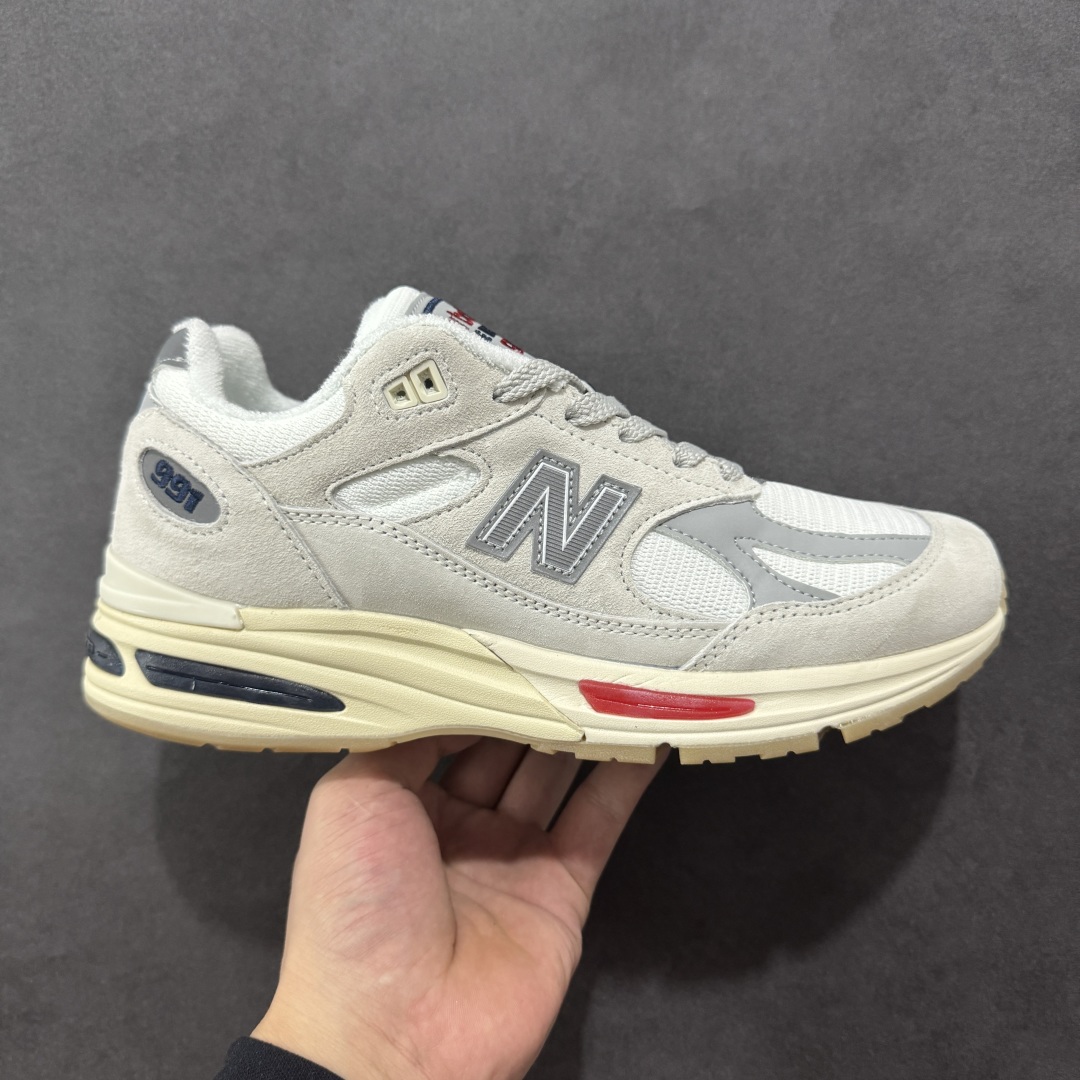 【K版纯原】New Balance 新百伦NB991总统复古慢跑鞋 U991VS2 鞋身以网眼鞋面结合同色系优质麂皮革构成，鞋舌处点缀 New Balance Made In USA 同色系刺绣标识，彰显鞋款身份。鞋侧点缀银色 \”991\” 字样，丰富鞋身设计的同时，构建时尚外观。鞋款搭载 ABZORB 缓震系统，通过缓冲和抗压性的结合来吸收冲击力，舒适功能升级。同时搭配泛黄做旧中底，打造丰富层次感，缔造出色复古韵味。 尺码：36 37 37.5 38 38.5 39 40 40.5 41.5 42 42.5 43 44 44.5 45-选品中心