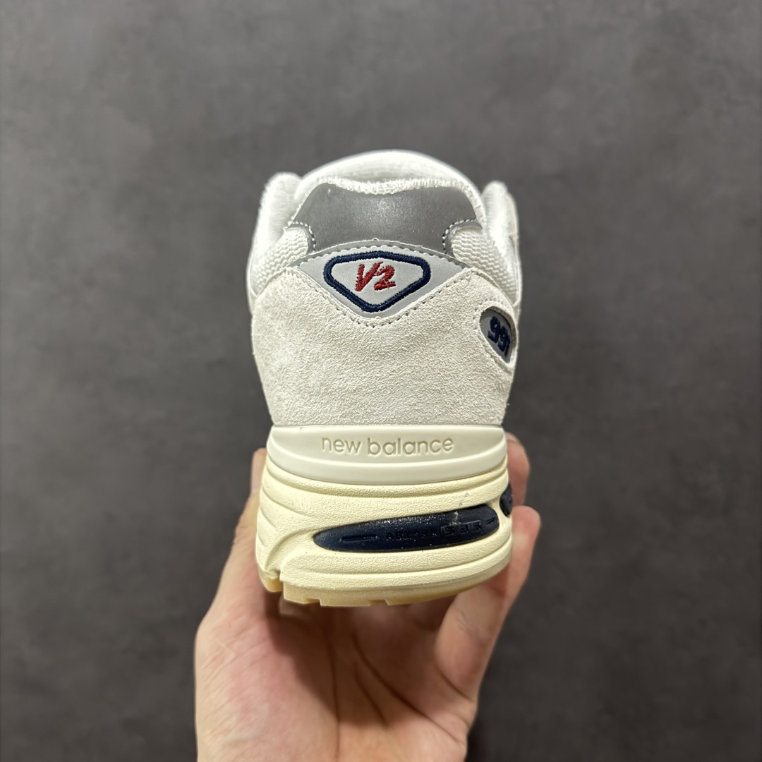 图片[4]-【K版纯原】New Balance 新百伦NB991总统复古慢跑鞋 U991VS2 鞋身以网眼鞋面结合同色系优质麂皮革构成，鞋舌处点缀 New Balance Made In USA 同色系刺绣标识，彰显鞋款身份。鞋侧点缀银色 \”991\” 字样，丰富鞋身设计的同时，构建时尚外观。鞋款搭载 ABZORB 缓震系统，通过缓冲和抗压性的结合来吸收冲击力，舒适功能升级。同时搭配泛黄做旧中底，打造丰富层次感，缔造出色复古韵味。 尺码：36 37 37.5 38 38.5 39 40 40.5 41.5 42 42.5 43 44 44.5 45-选品中心
