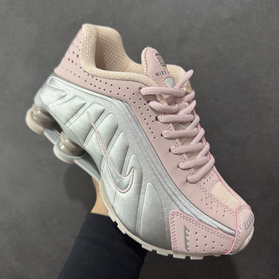 图片[3]-【公司级】Nike Shox OG \”Black Racer Blue\” R4气柱减震器科技前卫超跑慢跑鞋 AR3565-600 男女鞋真标半码制 正确原装数据开发楦型 外置超大气柱大底 金属质感鞋面＋科幻气息十足Nike Shox R4 于 2000 年首次亮相，流线型的鞋身以及外置气柱的设计使它在当时倍受欢迎。此次复刻回归，整体以黑银配色示人，依旧采用经典的皮革材质，鞋身侧面有银色刺绣 Swoosh，相较于 OG 配色的红色气柱，这次采用了黑色气柱进行点缀，更加具有战斗气息。另一双鞋采用白色搭配金属银作为鞋面主色调，搭载纯白色鞋底，辅以橙色点缀细节，透气孔设计的加入，更加完善了上脚的体验感，让这双鞋在穿着舒适的同时也更具时尚感。 尺码：36 36.5 37.5 38 38.5 39 40 40.5 41 42 42.5 43 44 44.5 45-选品中心