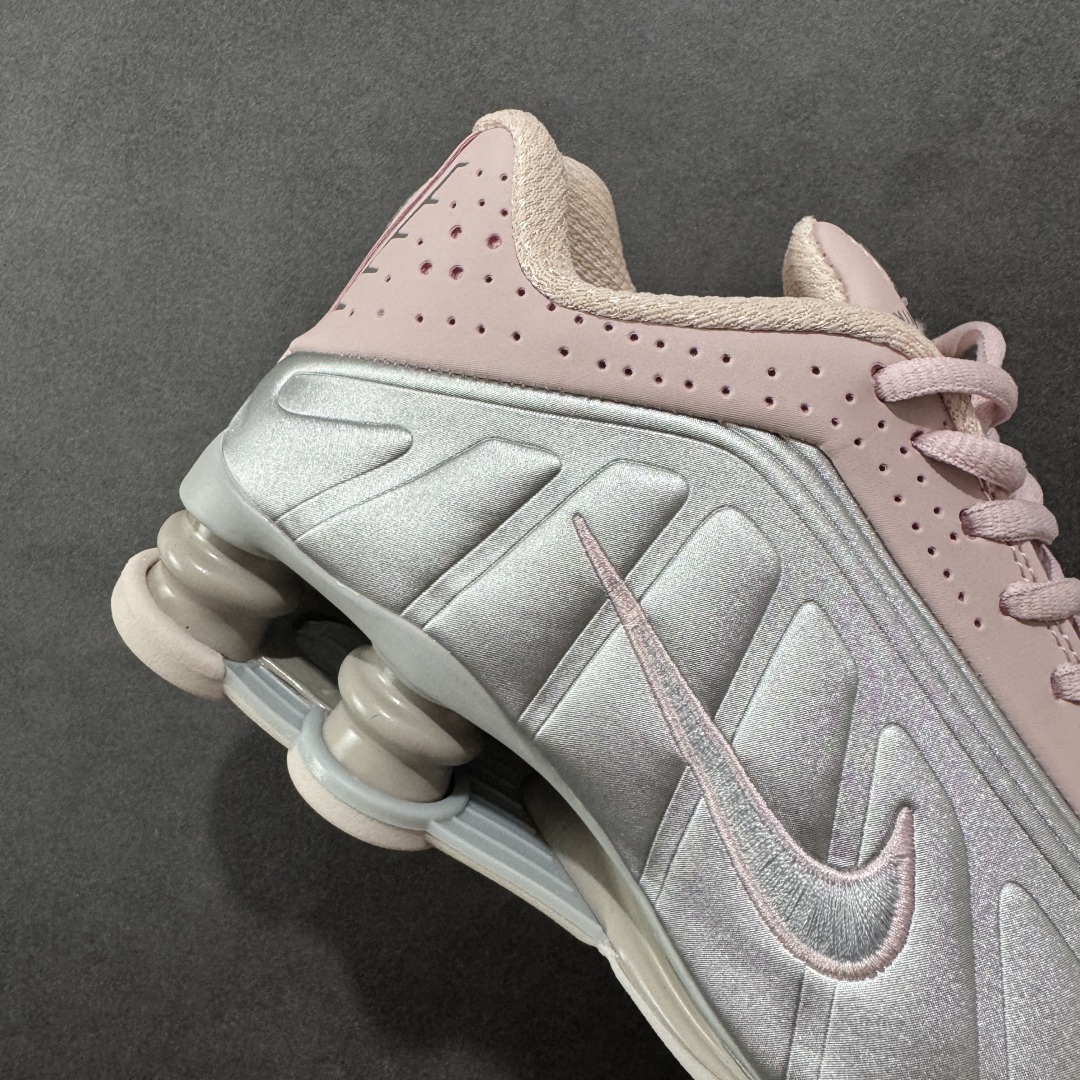 图片[6]-【公司级】Nike Shox OG \”Black Racer Blue\” R4气柱减震器科技前卫超跑慢跑鞋 AR3565-600 男女鞋真标半码制 正确原装数据开发楦型 外置超大气柱大底 金属质感鞋面＋科幻气息十足Nike Shox R4 于 2000 年首次亮相，流线型的鞋身以及外置气柱的设计使它在当时倍受欢迎。此次复刻回归，整体以黑银配色示人，依旧采用经典的皮革材质，鞋身侧面有银色刺绣 Swoosh，相较于 OG 配色的红色气柱，这次采用了黑色气柱进行点缀，更加具有战斗气息。另一双鞋采用白色搭配金属银作为鞋面主色调，搭载纯白色鞋底，辅以橙色点缀细节，透气孔设计的加入，更加完善了上脚的体验感，让这双鞋在穿着舒适的同时也更具时尚感。 尺码：36 36.5 37.5 38 38.5 39 40 40.5 41 42 42.5 43 44 44.5 45-选品中心