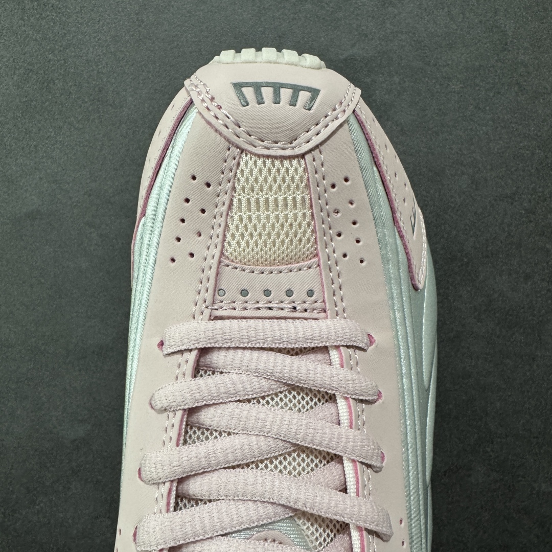 图片[8]-【公司级】Nike Shox OG \”Black Racer Blue\” R4气柱减震器科技前卫超跑慢跑鞋 AR3565-600 男女鞋真标半码制 正确原装数据开发楦型 外置超大气柱大底 金属质感鞋面＋科幻气息十足Nike Shox R4 于 2000 年首次亮相，流线型的鞋身以及外置气柱的设计使它在当时倍受欢迎。此次复刻回归，整体以黑银配色示人，依旧采用经典的皮革材质，鞋身侧面有银色刺绣 Swoosh，相较于 OG 配色的红色气柱，这次采用了黑色气柱进行点缀，更加具有战斗气息。另一双鞋采用白色搭配金属银作为鞋面主色调，搭载纯白色鞋底，辅以橙色点缀细节，透气孔设计的加入，更加完善了上脚的体验感，让这双鞋在穿着舒适的同时也更具时尚感。 尺码：36 36.5 37.5 38 38.5 39 40 40.5 41 42 42.5 43 44 44.5 45-选品中心