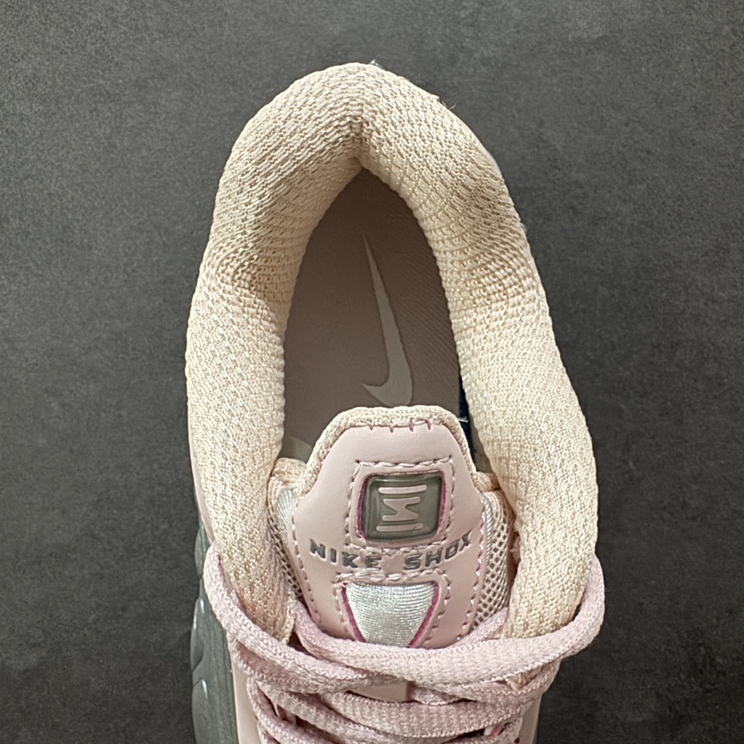 图片[7]-【公司级】Nike Shox OG \”Black Racer Blue\” R4气柱减震器科技前卫超跑慢跑鞋 AR3565-600 男女鞋真标半码制 正确原装数据开发楦型 外置超大气柱大底 金属质感鞋面＋科幻气息十足Nike Shox R4 于 2000 年首次亮相，流线型的鞋身以及外置气柱的设计使它在当时倍受欢迎。此次复刻回归，整体以黑银配色示人，依旧采用经典的皮革材质，鞋身侧面有银色刺绣 Swoosh，相较于 OG 配色的红色气柱，这次采用了黑色气柱进行点缀，更加具有战斗气息。另一双鞋采用白色搭配金属银作为鞋面主色调，搭载纯白色鞋底，辅以橙色点缀细节，透气孔设计的加入，更加完善了上脚的体验感，让这双鞋在穿着舒适的同时也更具时尚感。 尺码：36 36.5 37.5 38 38.5 39 40 40.5 41 42 42.5 43 44 44.5 45-选品中心