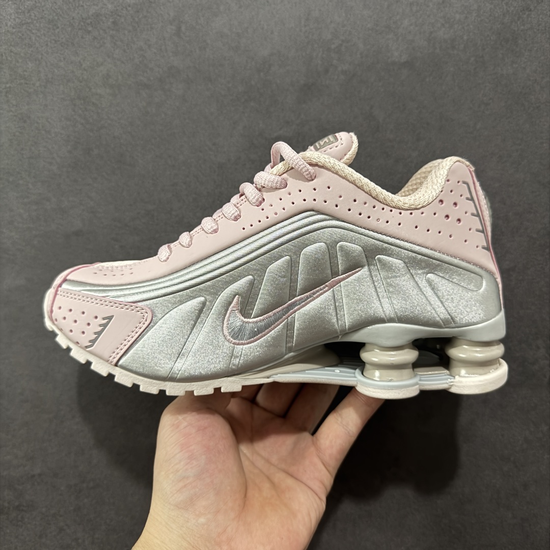 图片[2]-【公司级】Nike Shox OG \”Black Racer Blue\” R4气柱减震器科技前卫超跑慢跑鞋 AR3565-600 男女鞋真标半码制 正确原装数据开发楦型 外置超大气柱大底 金属质感鞋面＋科幻气息十足Nike Shox R4 于 2000 年首次亮相，流线型的鞋身以及外置气柱的设计使它在当时倍受欢迎。此次复刻回归，整体以黑银配色示人，依旧采用经典的皮革材质，鞋身侧面有银色刺绣 Swoosh，相较于 OG 配色的红色气柱，这次采用了黑色气柱进行点缀，更加具有战斗气息。另一双鞋采用白色搭配金属银作为鞋面主色调，搭载纯白色鞋底，辅以橙色点缀细节，透气孔设计的加入，更加完善了上脚的体验感，让这双鞋在穿着舒适的同时也更具时尚感。 尺码：36 36.5 37.5 38 38.5 39 40 40.5 41 42 42.5 43 44 44.5 45-选品中心