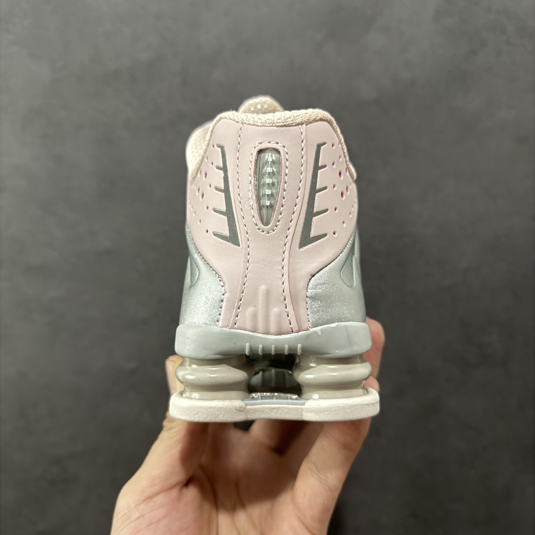 图片[4]-【公司级】Nike Shox OG \”Black Racer Blue\” R4气柱减震器科技前卫超跑慢跑鞋 AR3565-600 男女鞋真标半码制 正确原装数据开发楦型 外置超大气柱大底 金属质感鞋面＋科幻气息十足Nike Shox R4 于 2000 年首次亮相，流线型的鞋身以及外置气柱的设计使它在当时倍受欢迎。此次复刻回归，整体以黑银配色示人，依旧采用经典的皮革材质，鞋身侧面有银色刺绣 Swoosh，相较于 OG 配色的红色气柱，这次采用了黑色气柱进行点缀，更加具有战斗气息。另一双鞋采用白色搭配金属银作为鞋面主色调，搭载纯白色鞋底，辅以橙色点缀细节，透气孔设计的加入，更加完善了上脚的体验感，让这双鞋在穿着舒适的同时也更具时尚感。 尺码：36 36.5 37.5 38 38.5 39 40 40.5 41 42 42.5 43 44 44.5 45-选品中心