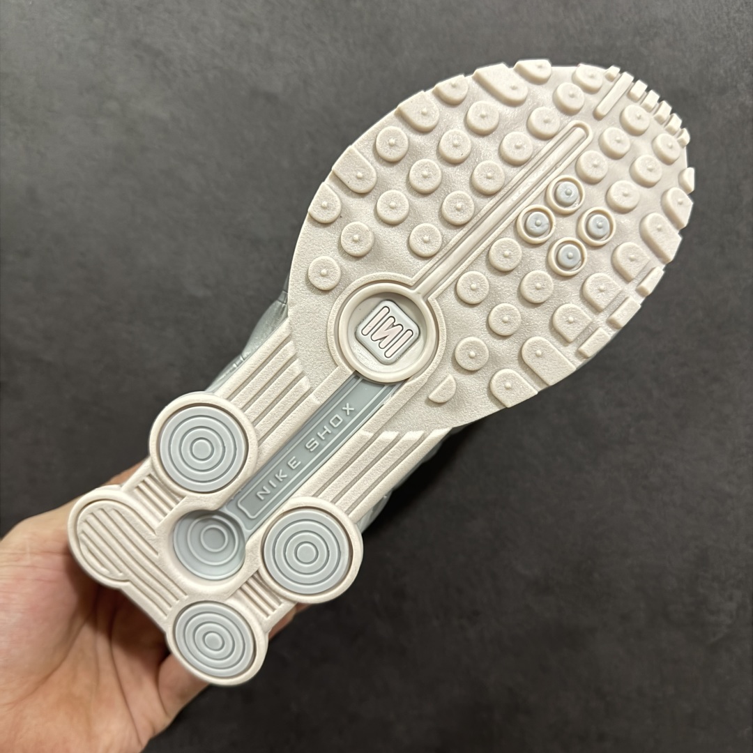 图片[9]-【公司级】Nike Shox OG \”Black Racer Blue\” R4气柱减震器科技前卫超跑慢跑鞋 AR3565-600 男女鞋真标半码制 正确原装数据开发楦型 外置超大气柱大底 金属质感鞋面＋科幻气息十足Nike Shox R4 于 2000 年首次亮相，流线型的鞋身以及外置气柱的设计使它在当时倍受欢迎。此次复刻回归，整体以黑银配色示人，依旧采用经典的皮革材质，鞋身侧面有银色刺绣 Swoosh，相较于 OG 配色的红色气柱，这次采用了黑色气柱进行点缀，更加具有战斗气息。另一双鞋采用白色搭配金属银作为鞋面主色调，搭载纯白色鞋底，辅以橙色点缀细节，透气孔设计的加入，更加完善了上脚的体验感，让这双鞋在穿着舒适的同时也更具时尚感。 尺码：36 36.5 37.5 38 38.5 39 40 40.5 41 42 42.5 43 44 44.5 45-选品中心