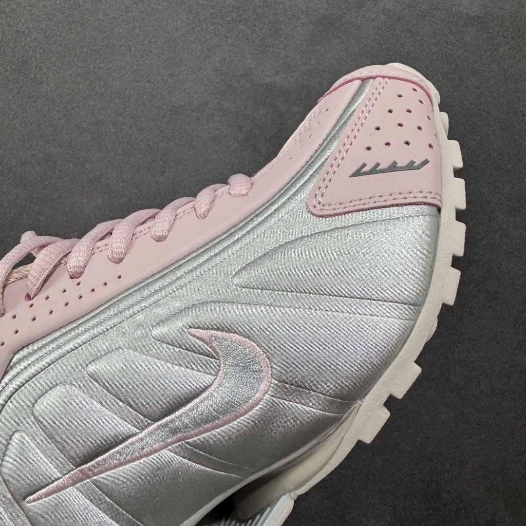 图片[5]-【公司级】Nike Shox OG \”Black Racer Blue\” R4气柱减震器科技前卫超跑慢跑鞋 AR3565-600 男女鞋真标半码制 正确原装数据开发楦型 外置超大气柱大底 金属质感鞋面＋科幻气息十足Nike Shox R4 于 2000 年首次亮相，流线型的鞋身以及外置气柱的设计使它在当时倍受欢迎。此次复刻回归，整体以黑银配色示人，依旧采用经典的皮革材质，鞋身侧面有银色刺绣 Swoosh，相较于 OG 配色的红色气柱，这次采用了黑色气柱进行点缀，更加具有战斗气息。另一双鞋采用白色搭配金属银作为鞋面主色调，搭载纯白色鞋底，辅以橙色点缀细节，透气孔设计的加入，更加完善了上脚的体验感，让这双鞋在穿着舒适的同时也更具时尚感。 尺码：36 36.5 37.5 38 38.5 39 40 40.5 41 42 42.5 43 44 44.5 45-选品中心