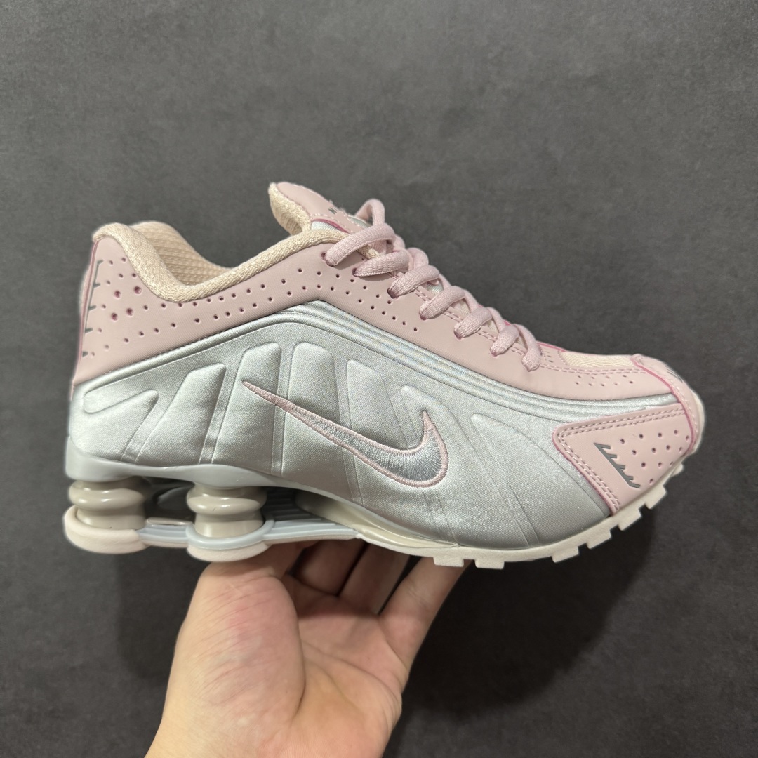 【公司级】Nike Shox OG \”Black Racer Blue\” R4气柱减震器科技前卫超跑慢跑鞋 AR3565-600 男女鞋真标半码制 正确原装数据开发楦型 外置超大气柱大底 金属质感鞋面＋科幻气息十足Nike Shox R4 于 2000 年首次亮相，流线型的鞋身以及外置气柱的设计使它在当时倍受欢迎。此次复刻回归，整体以黑银配色示人，依旧采用经典的皮革材质，鞋身侧面有银色刺绣 Swoosh，相较于 OG 配色的红色气柱，这次采用了黑色气柱进行点缀，更加具有战斗气息。另一双鞋采用白色搭配金属银作为鞋面主色调，搭载纯白色鞋底，辅以橙色点缀细节，透气孔设计的加入，更加完善了上脚的体验感，让这双鞋在穿着舒适的同时也更具时尚感。 尺码：36 36.5 37.5 38 38.5 39 40 40.5 41 42 42.5 43 44 44.5 45-选品中心